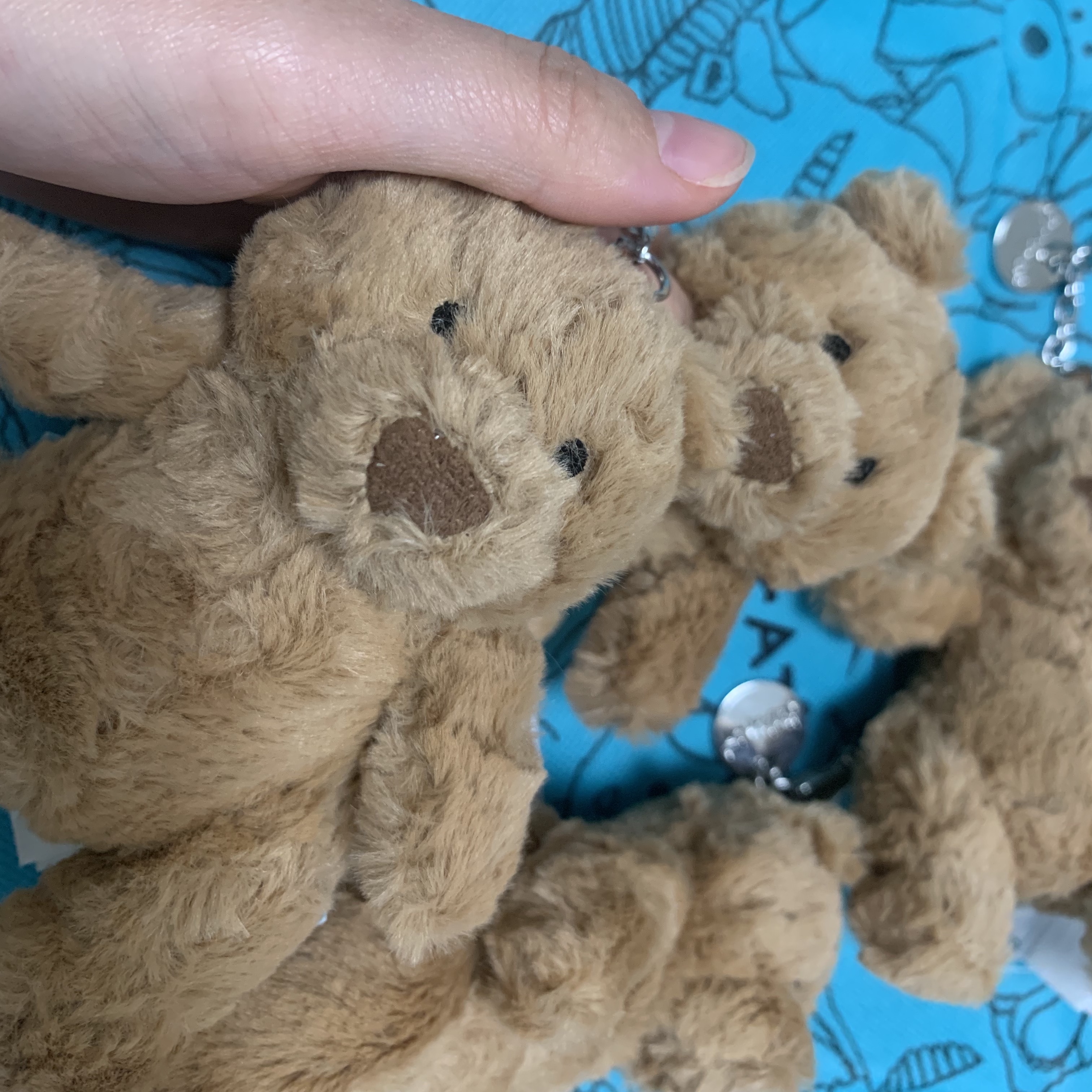 Jellycat Bartholomew Bear Bag Charm Brown 착용 스타일