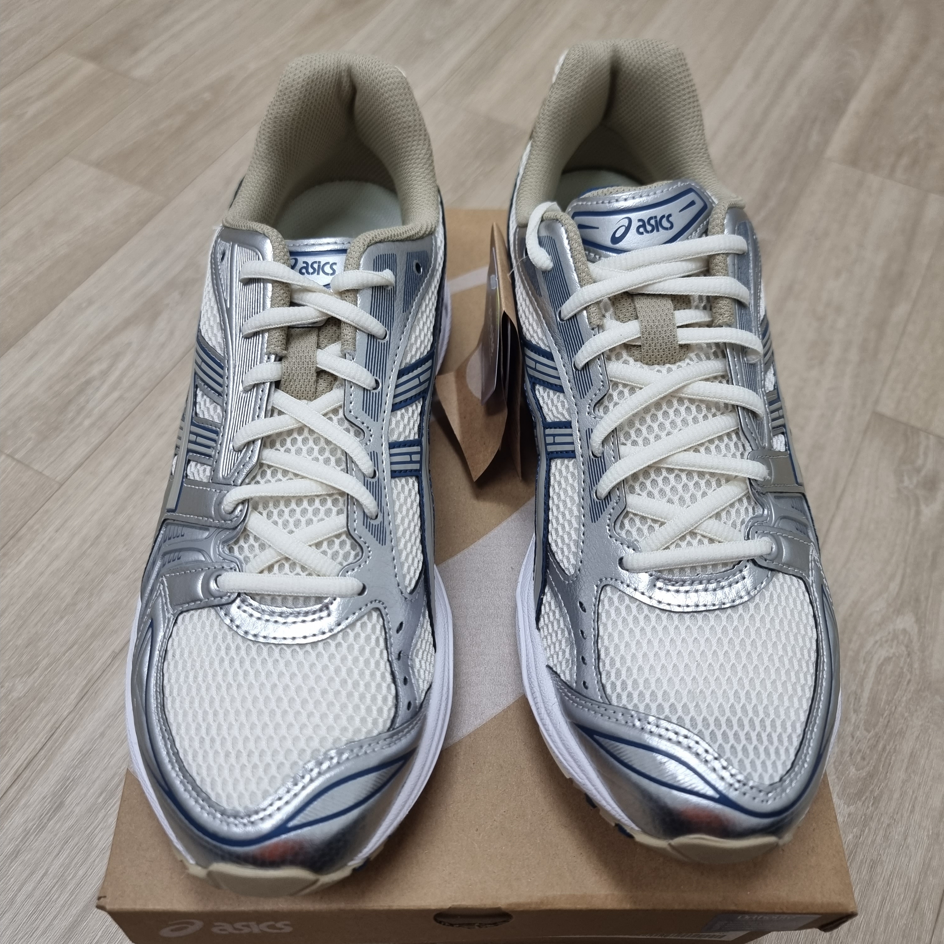 Asics Gel-Kayano 14 Cream Pure Silver 착용 스타일 - 2