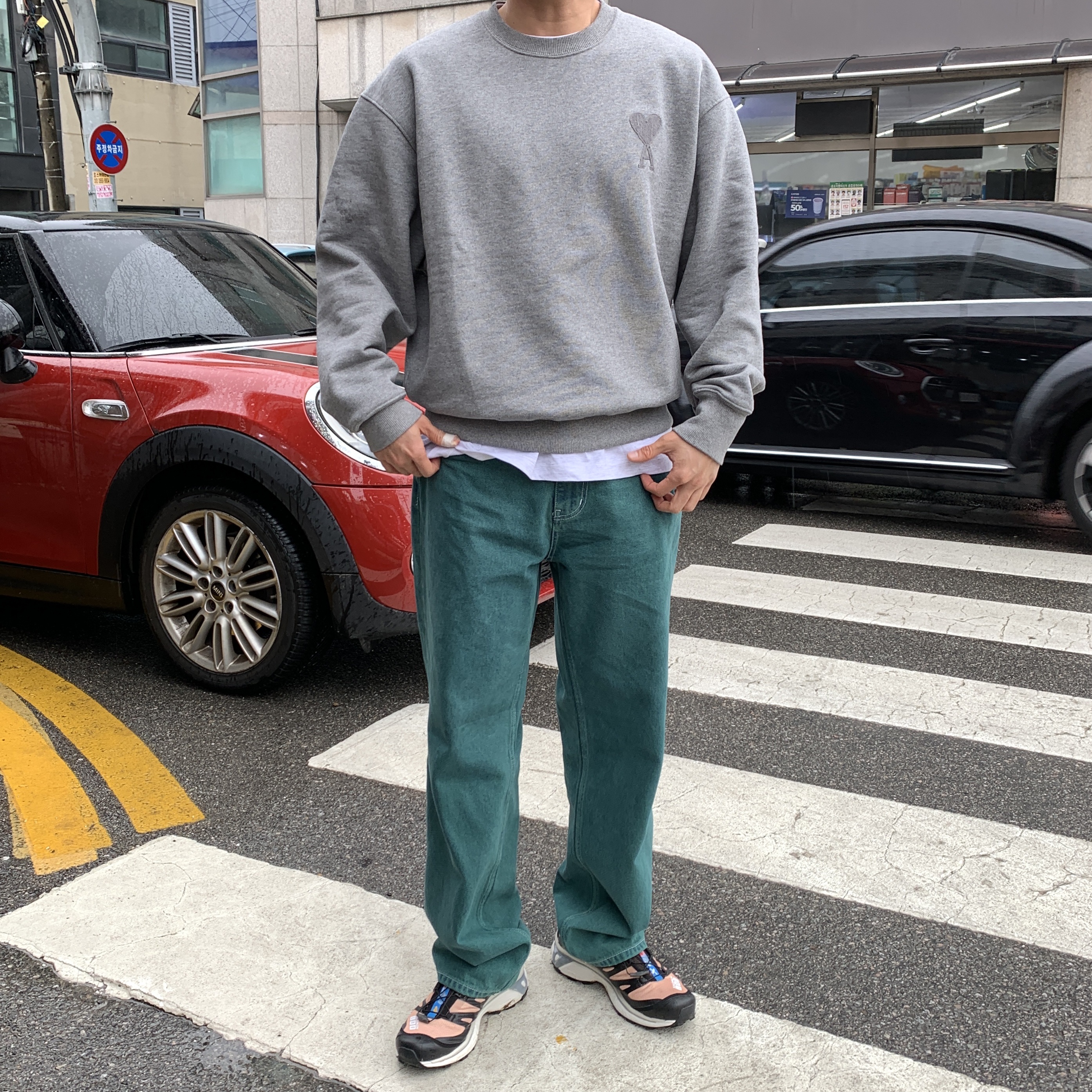 AMI de Coeur Tone-On-Tone Sweatshirt Heather Grey, Salomon XT-4 Tobacco Brown 착용 스타일 - 1