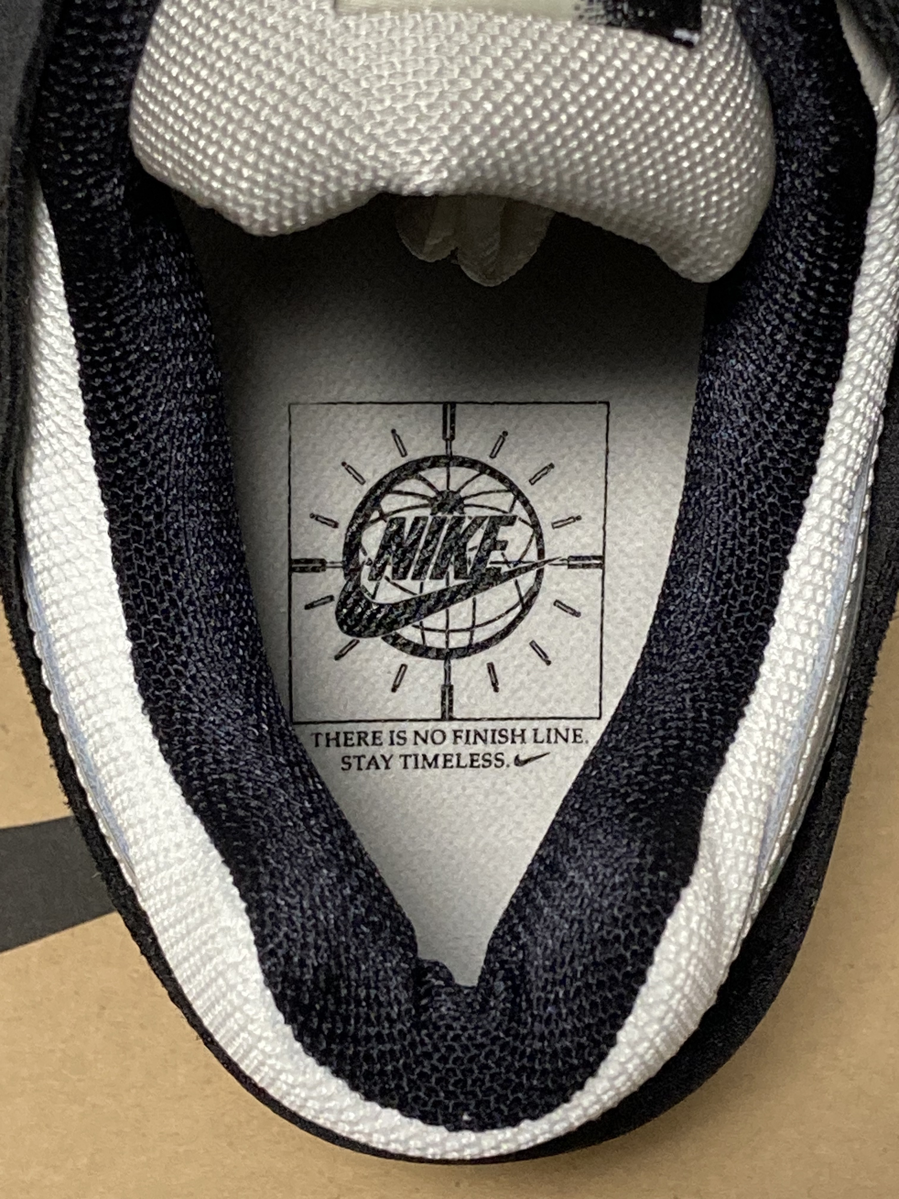 (W) Nike Zoom Vomero 5 Wolf Grey and Black 착용 스타일 - 2