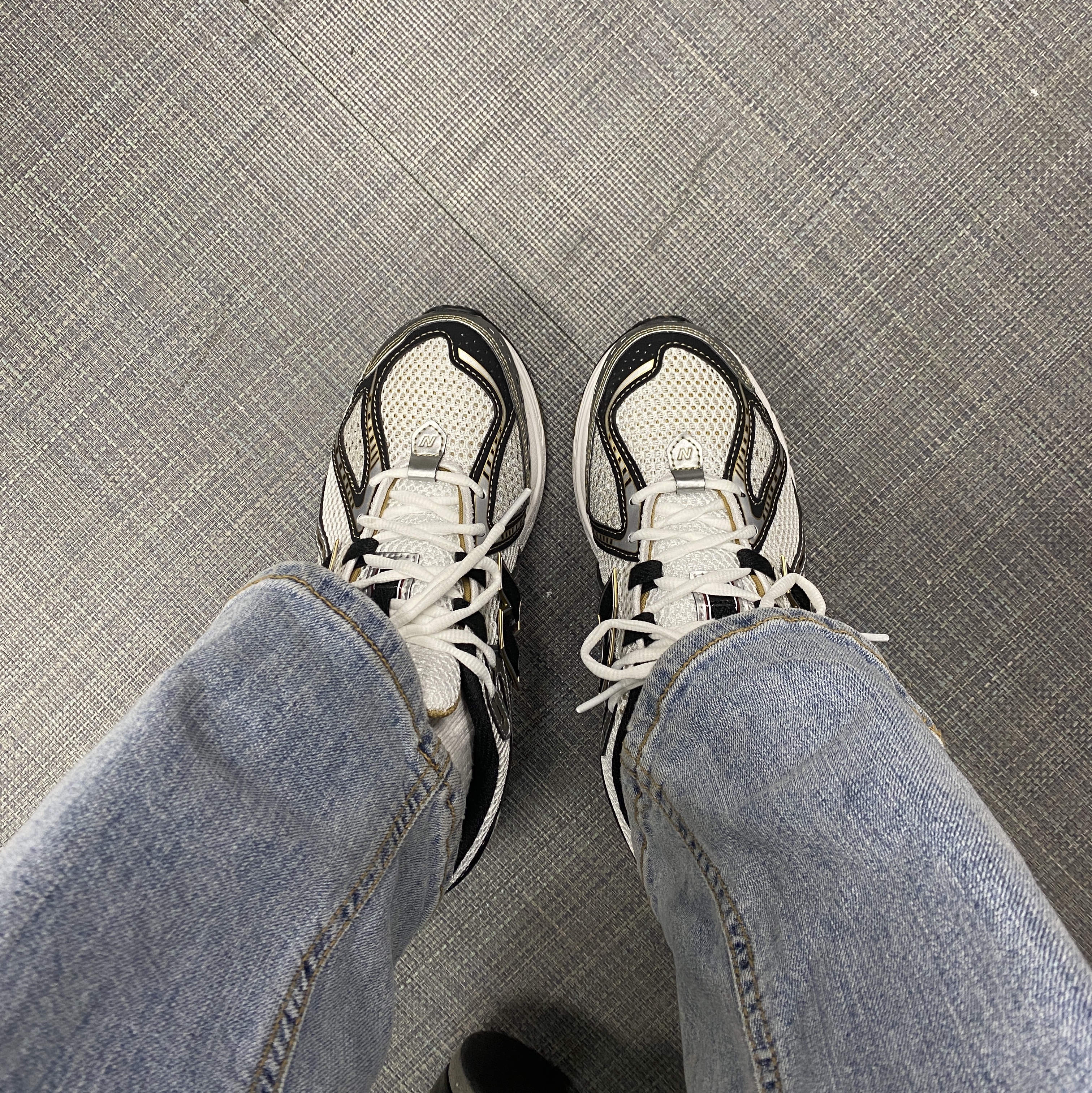 New Balance 1906R White Gold 착용 스타일