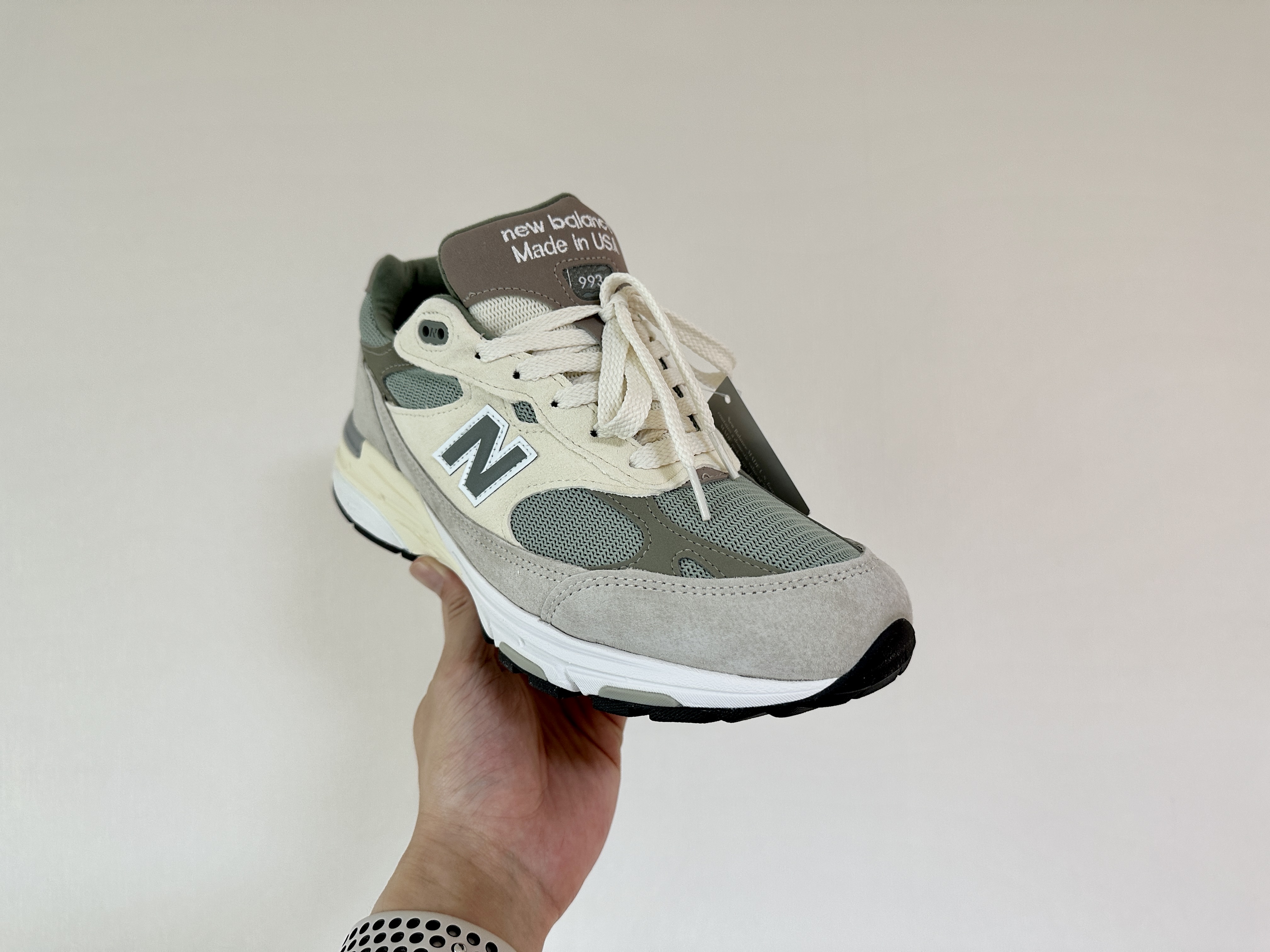 New Balance x Kith 993 Made in USA Peyote 착용 스타일 - 2