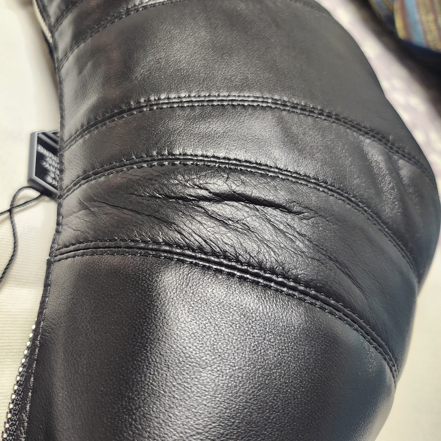 Lemaire Small Croissant Bag Soft Nappa Leather Black 착용 스타일 - 1