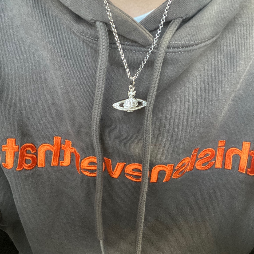 Vivienne Westwood Mini Bas Relief Pendant Silver 착용 스타일