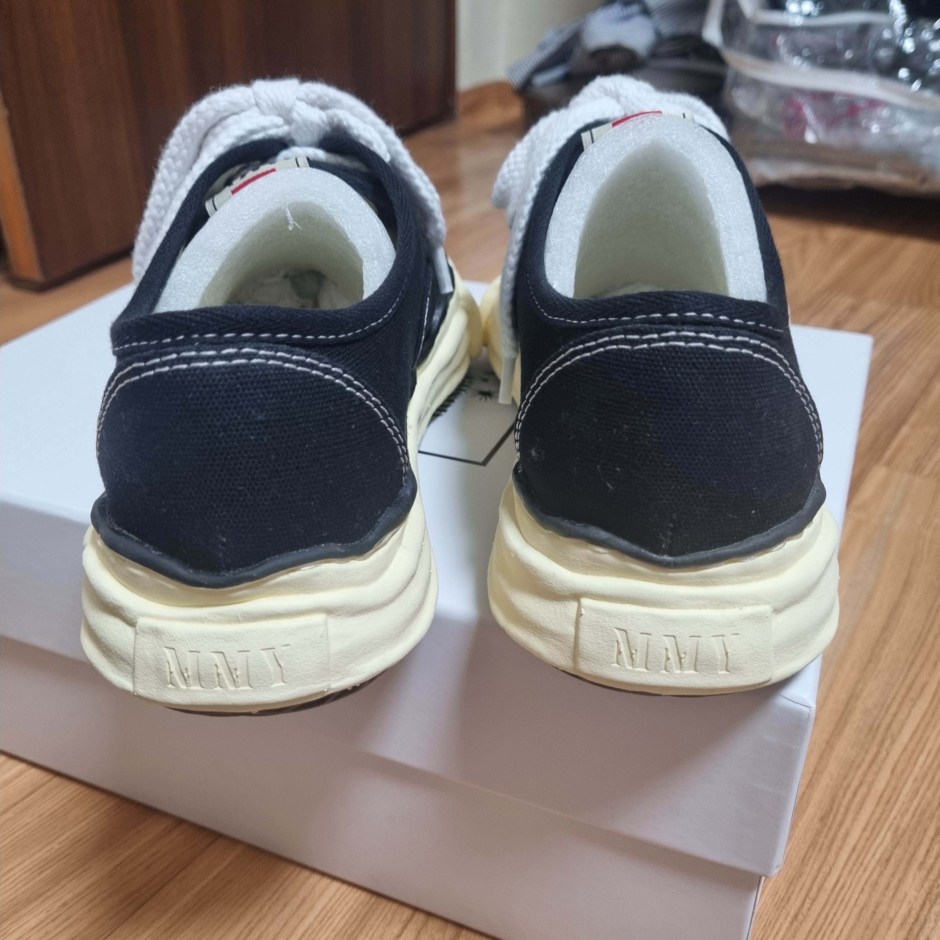 Maison Mihara Yasuhiro Baker OG Sole OD Canvas Low-top Sneakers Black 착용 스타일 - 3