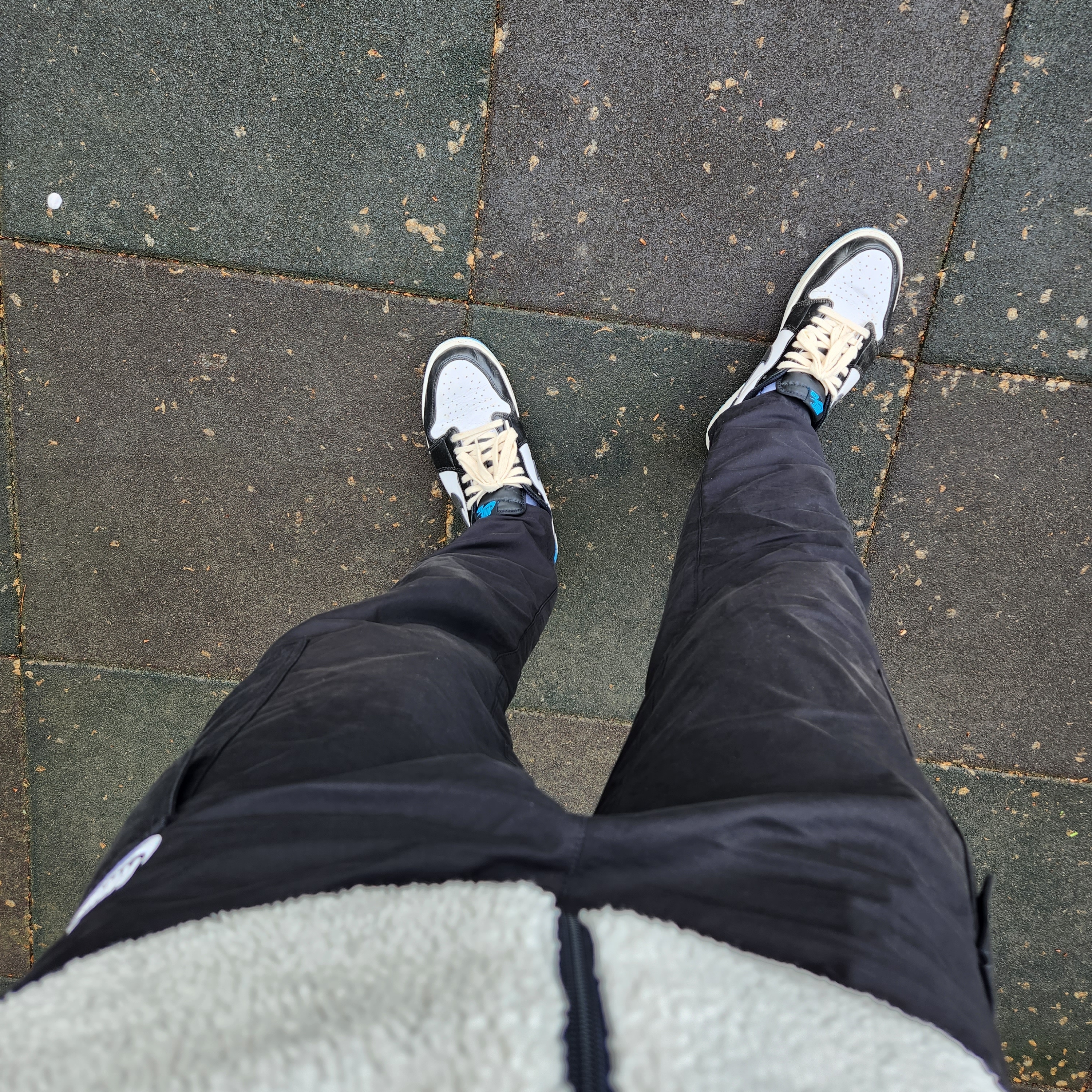 Jordan 1 Retro Low OG Black and Dark Powder Blue 착용 스타일