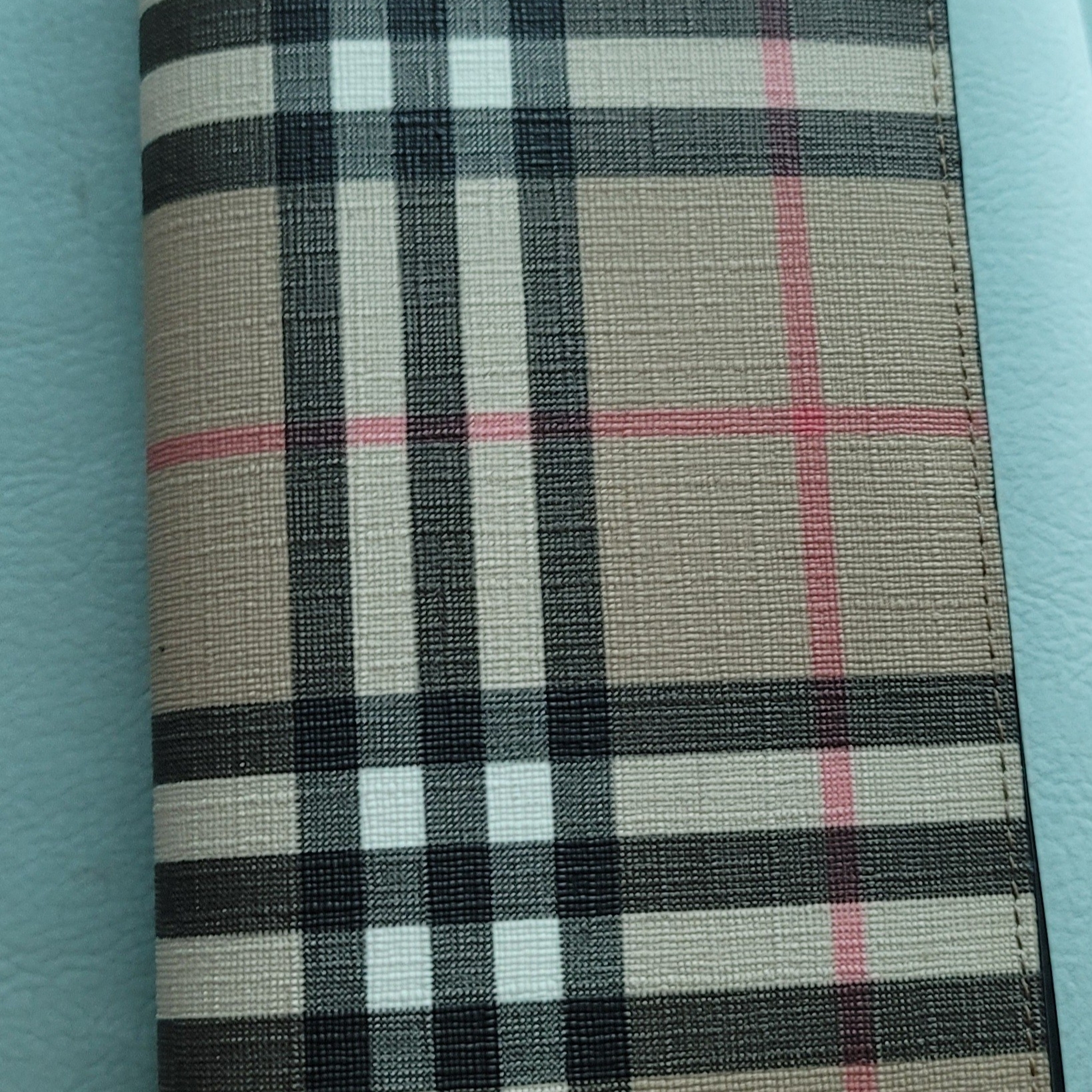 Burberry Vintage Check Continental Wallet Archive Beige 착용 스타일