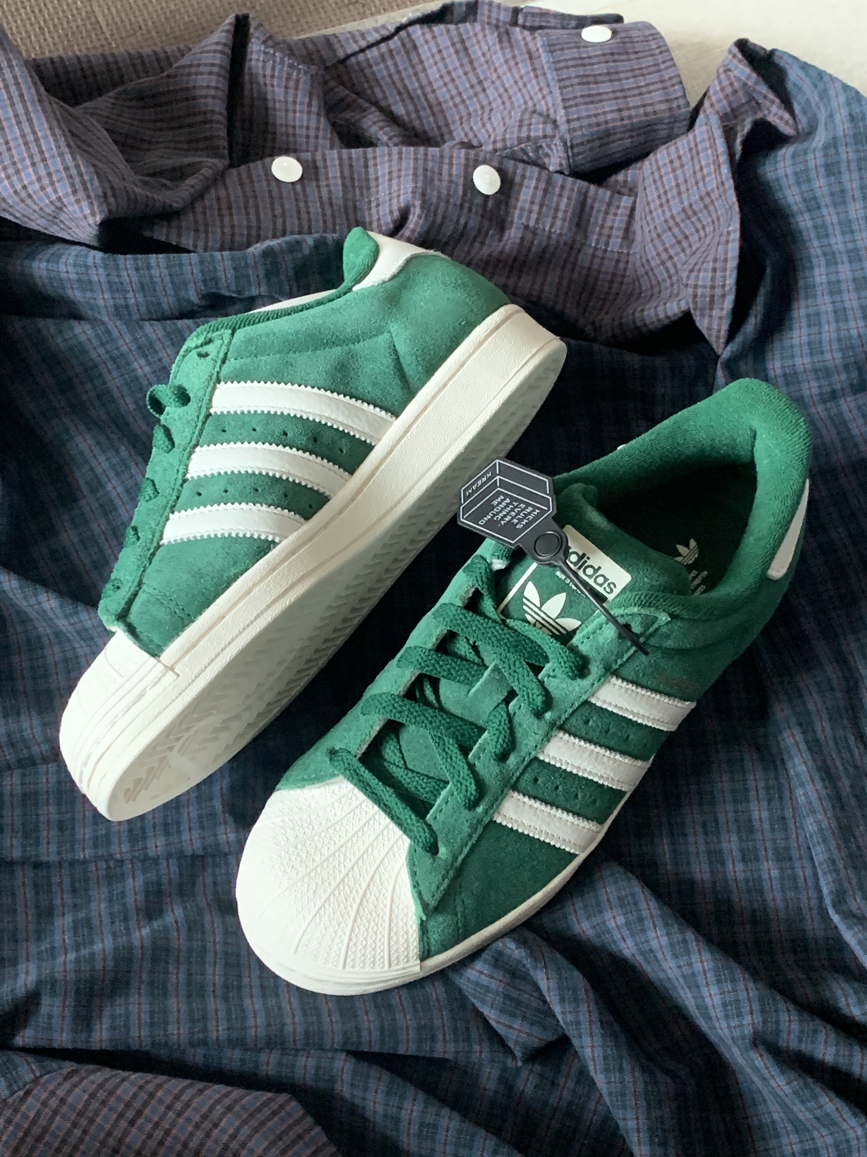 Adidas Superstar Dark Green Core White, Arc'teryx Mantis 2 Waistpack Black Sapphire 착용 스타일 - 3