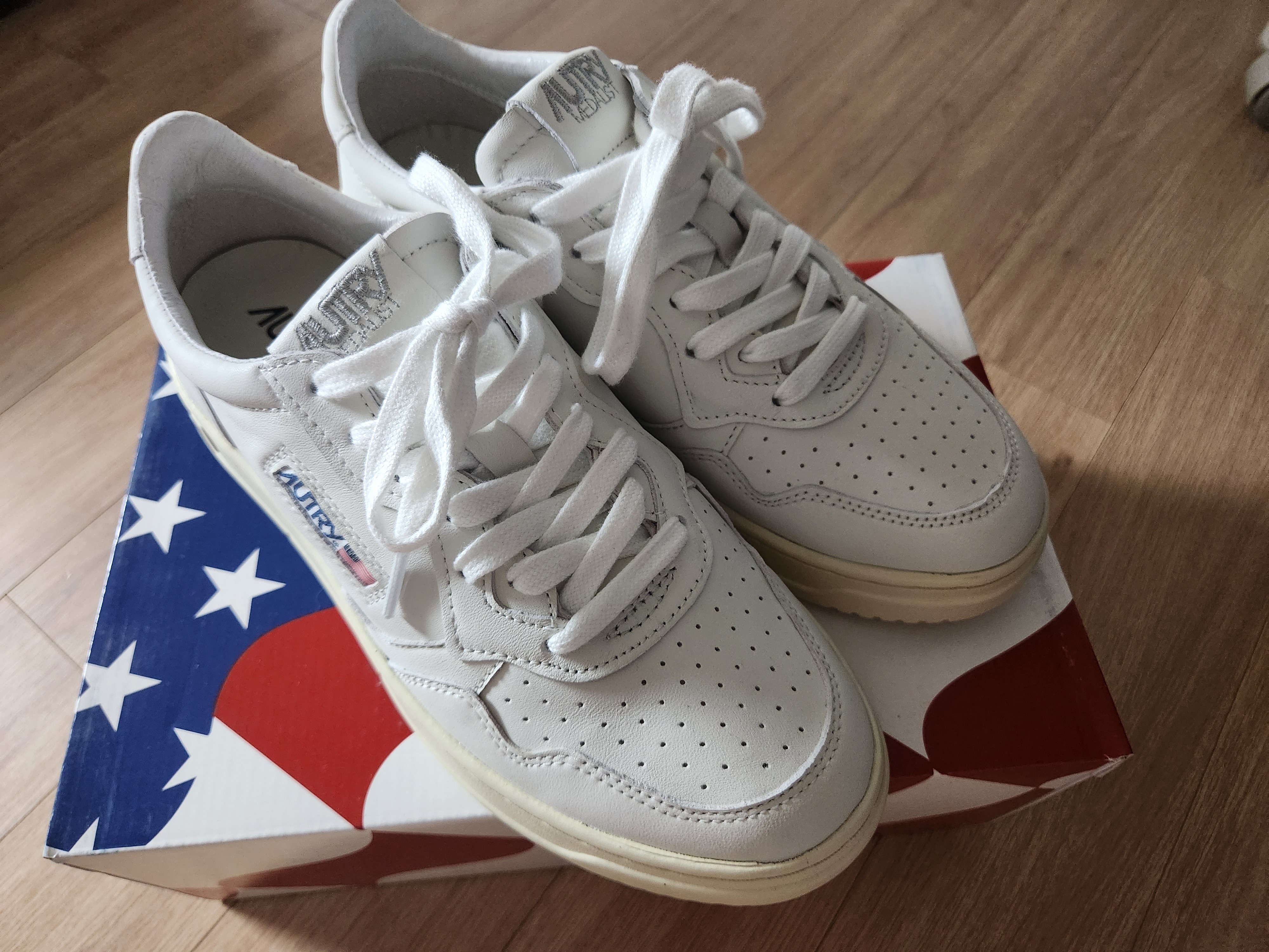 Autry Medalist Low Goatskin Sneakers White 착용 스타일