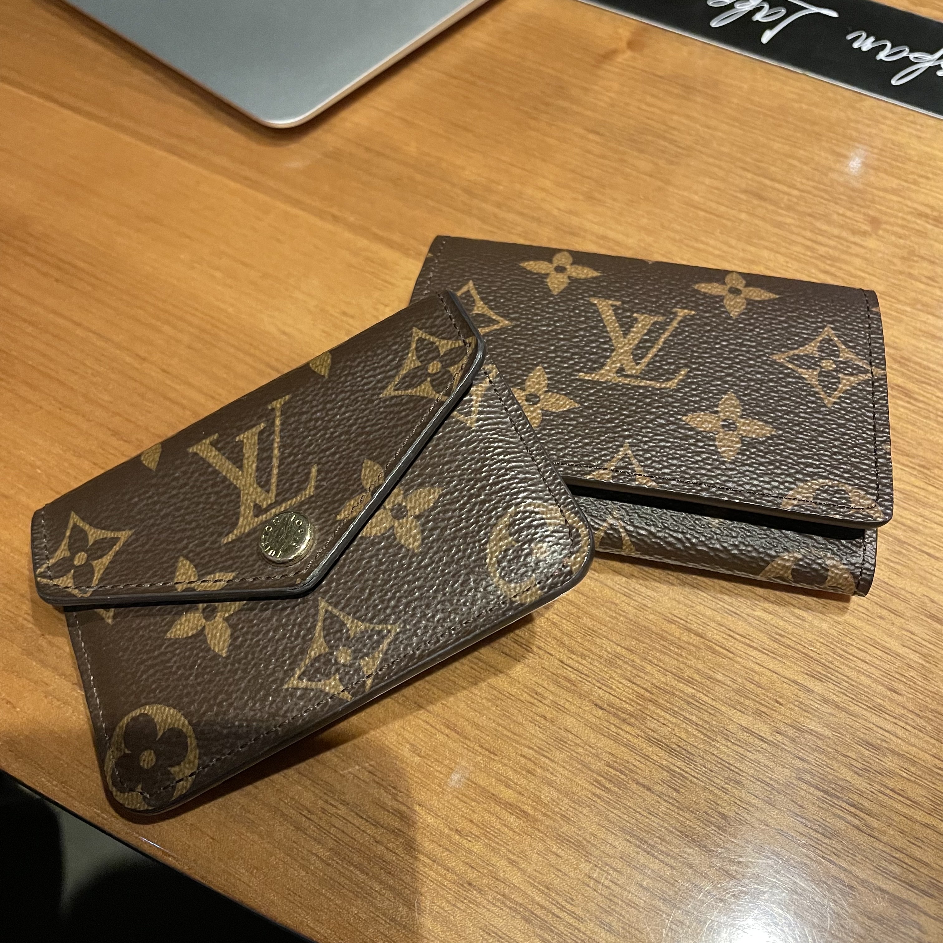 Louis Vuitton Envelope Business Card Holder Monogram 착용 스타일