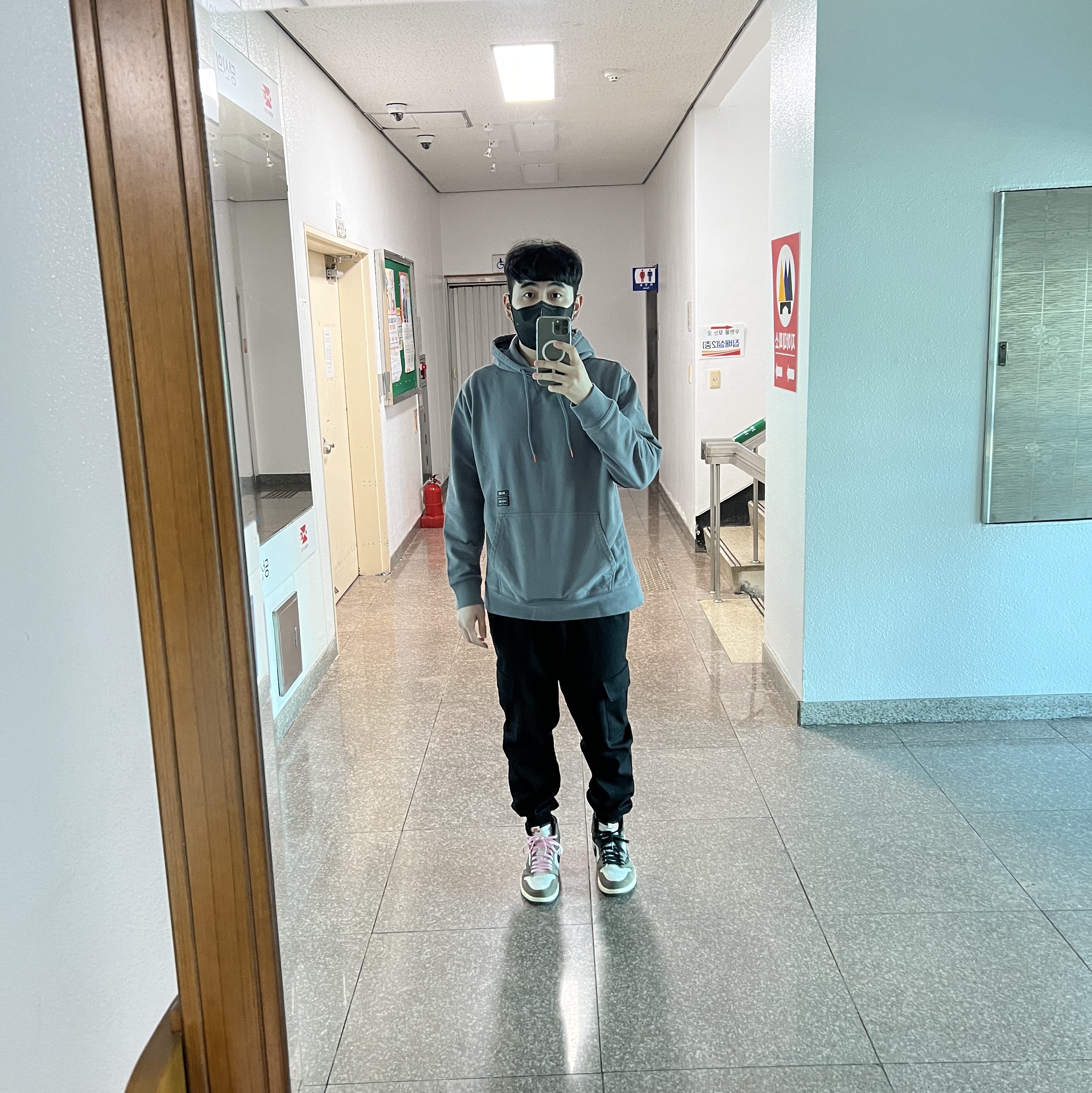 Palace x Porter Tri-Ferg Hoodie Gray, Stussy Undershirt White (3 Pack) 착용 스타일
