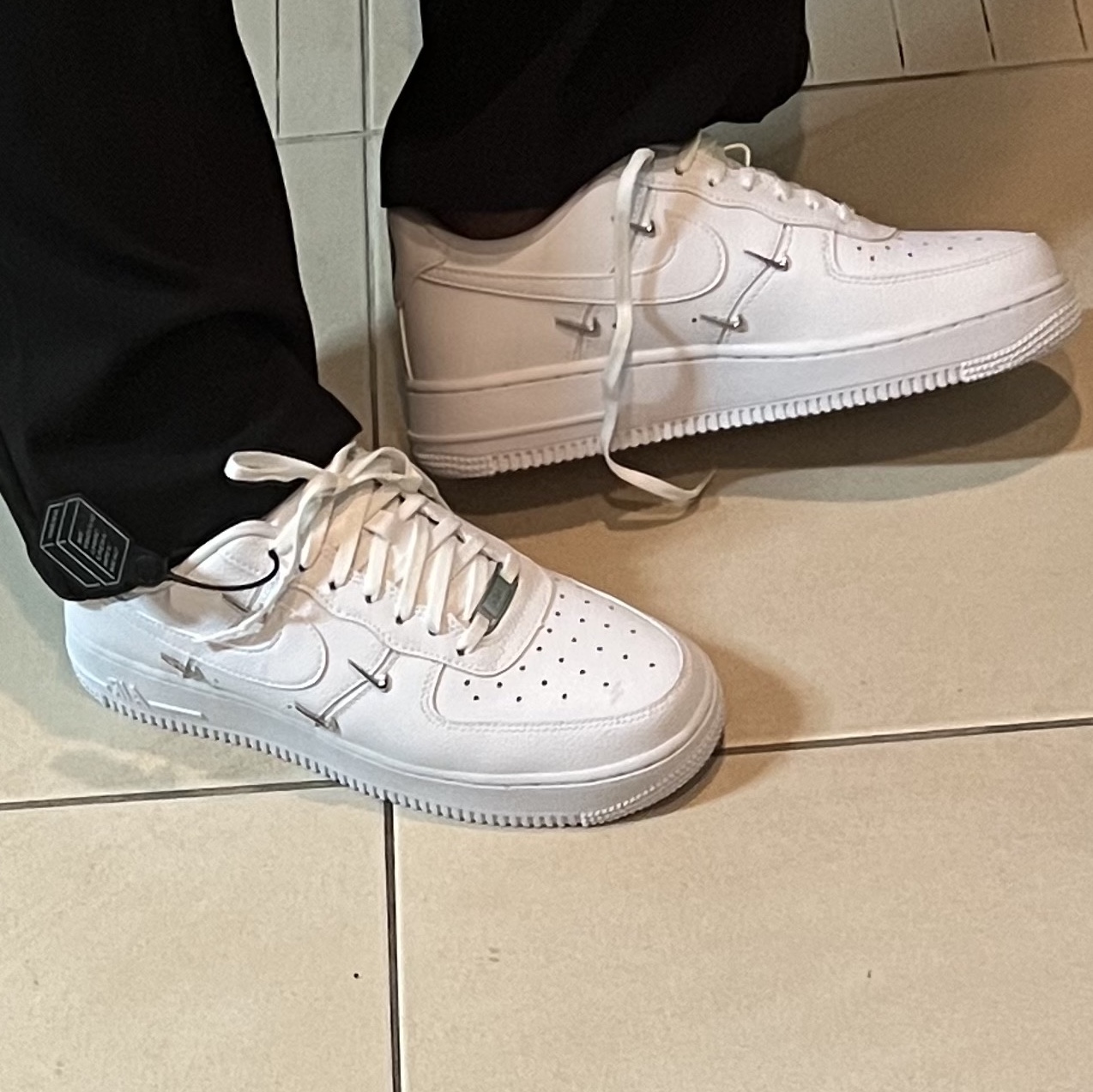 (W) Nike Air Force 1 Low '07 LX Chrome Luxe 착용 스타일 - 3
