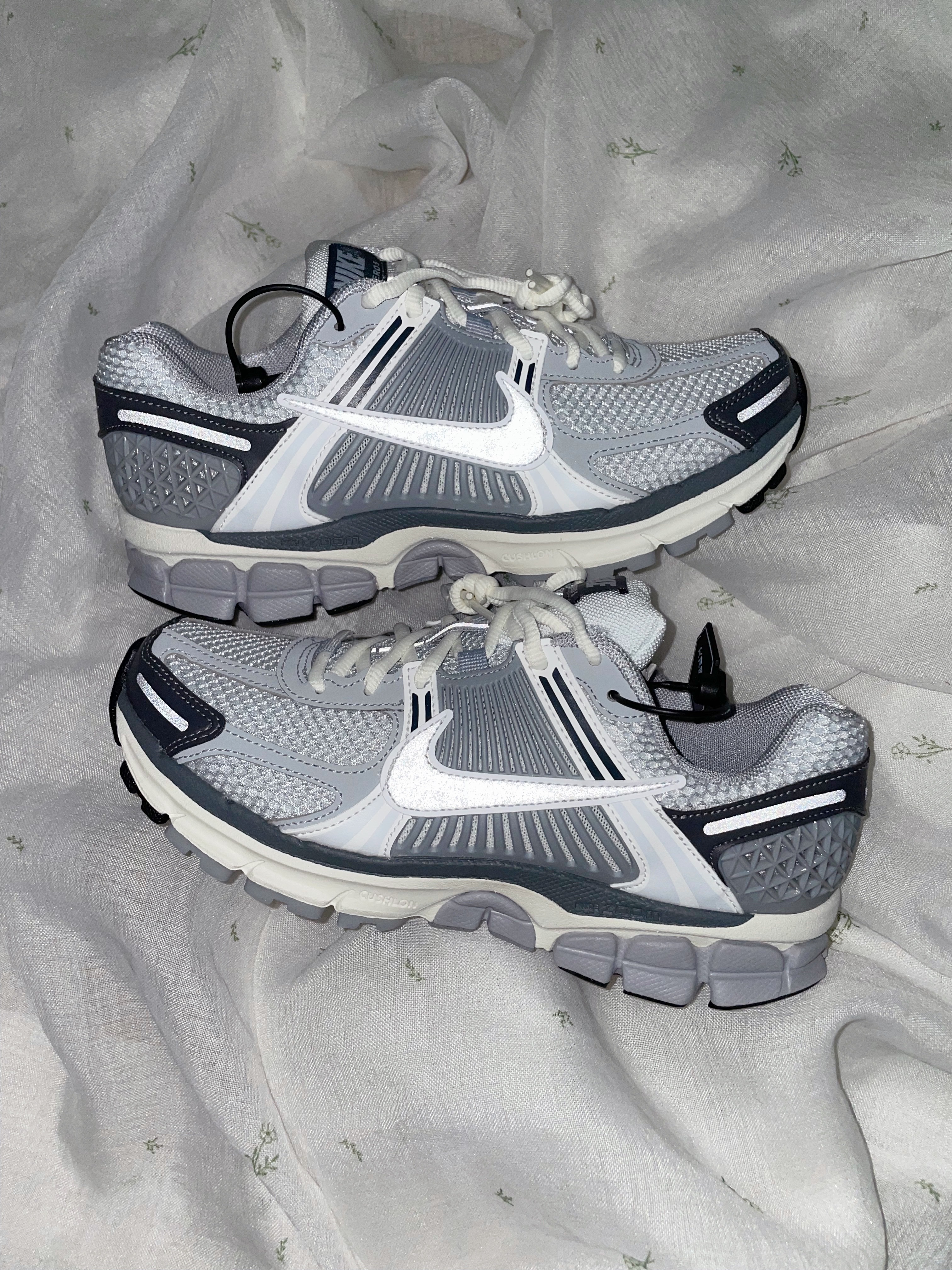 (W) Nike Zoom Vomero 5 Pure Platinum Metallic Silver, (W) Nike Zoom Vomero 5 Photon Dust and Metallic Silver 착용 스타일 - 2