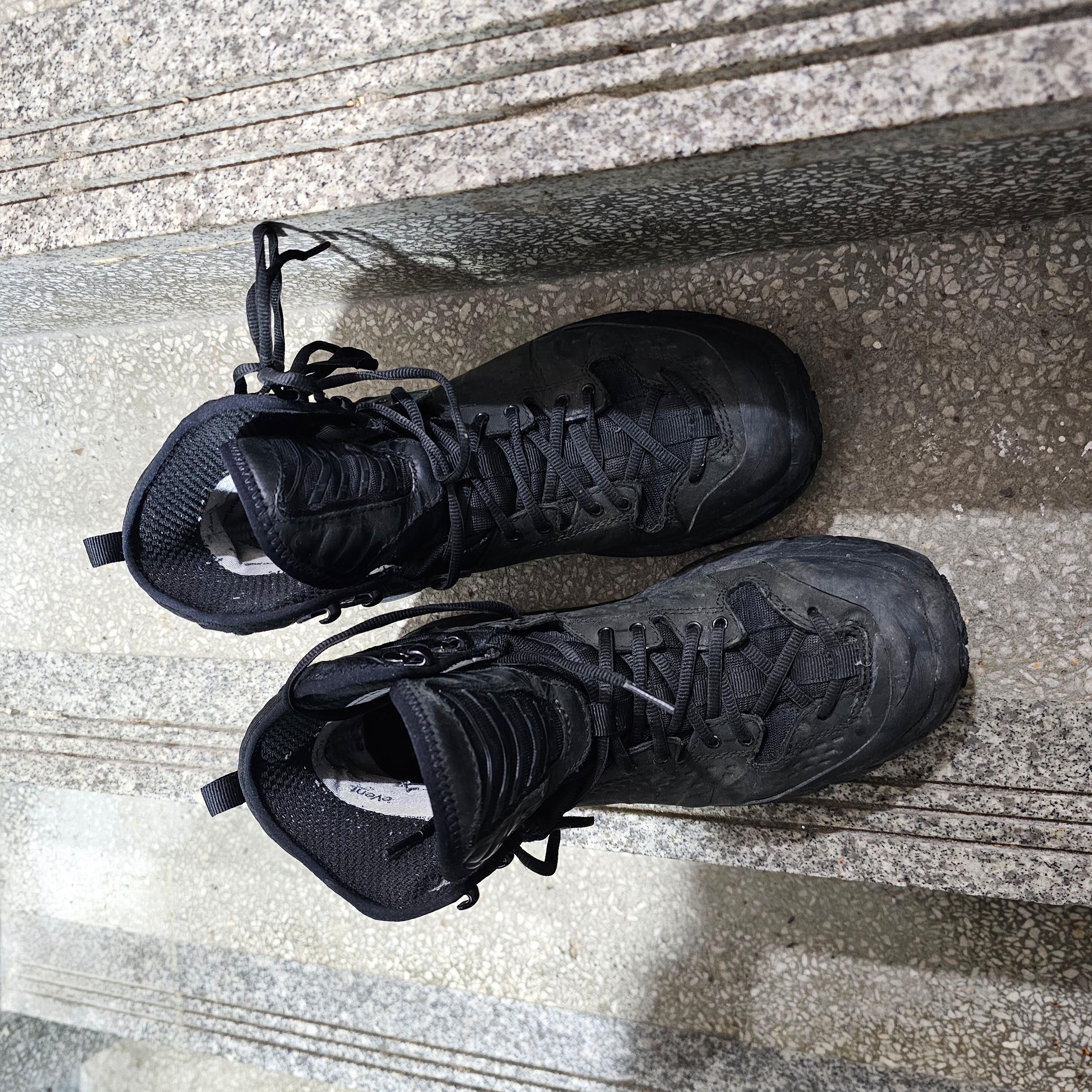 Hoka Tor Ultra High Black 착용 스타일