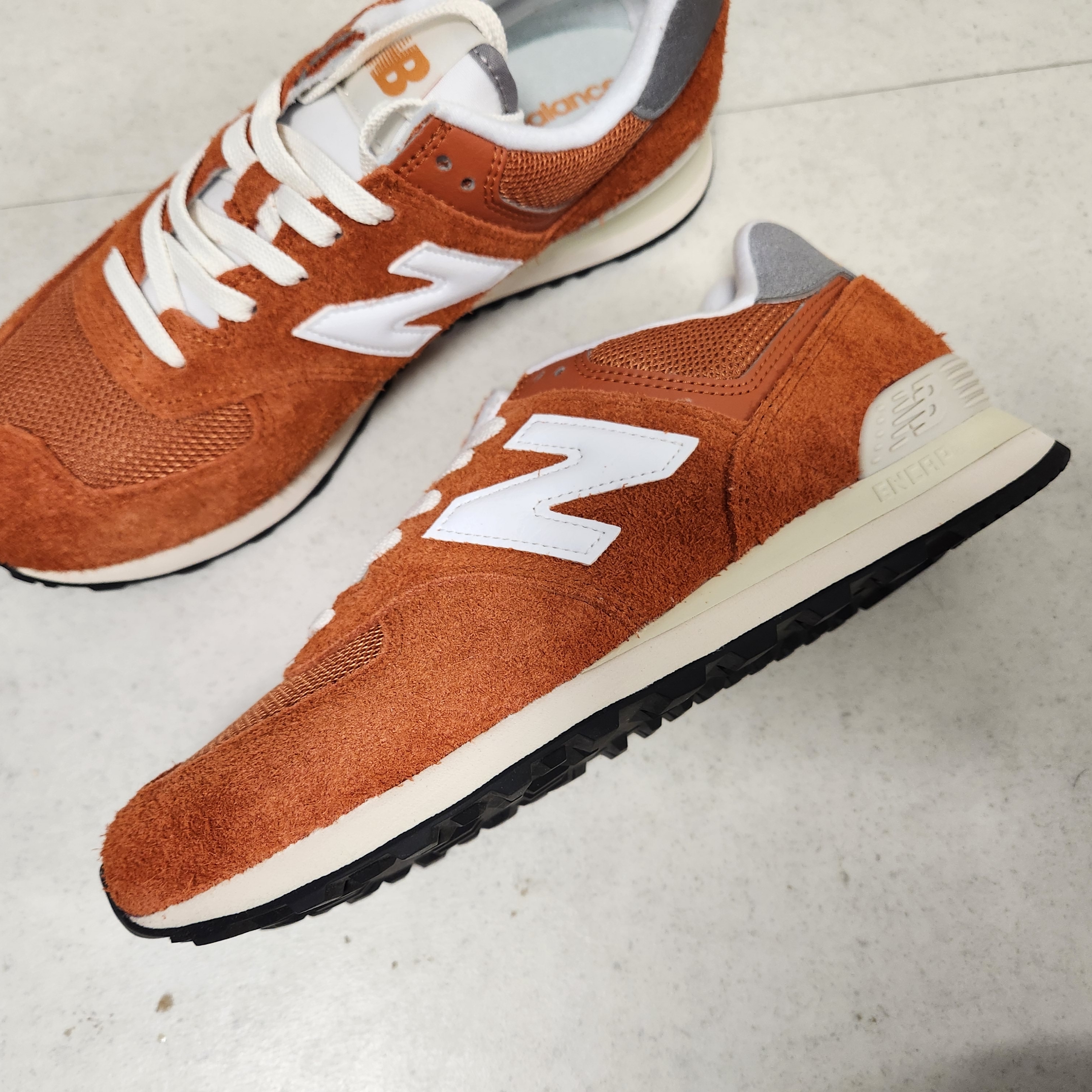 New Balance 574 Heritage Orange Burst White 착용 스타일 - 3