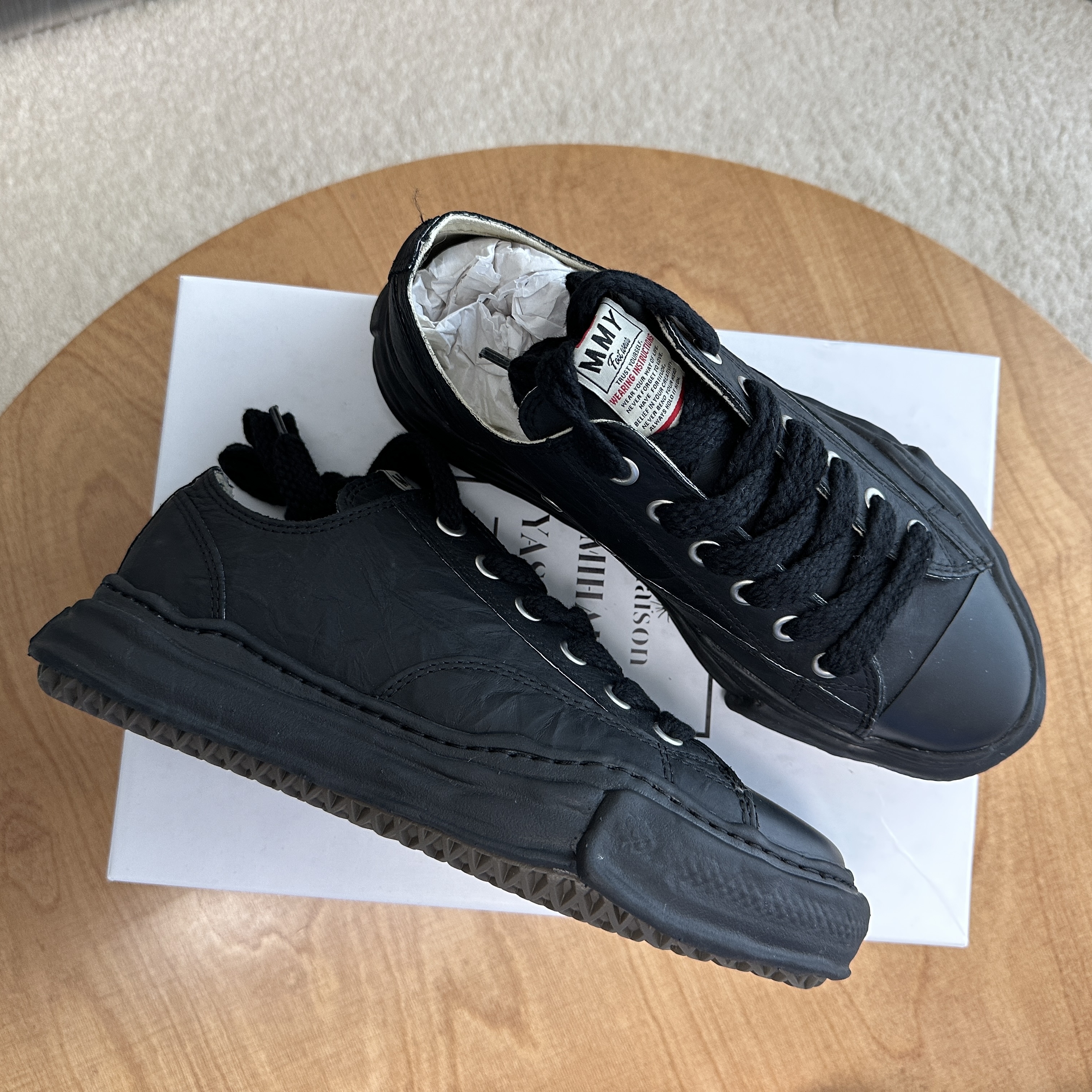 Maison Mihara Yasuhiro Peterson OG Sole PL Leather Low-top Sneakers Black Black 착용 스타일 - 3