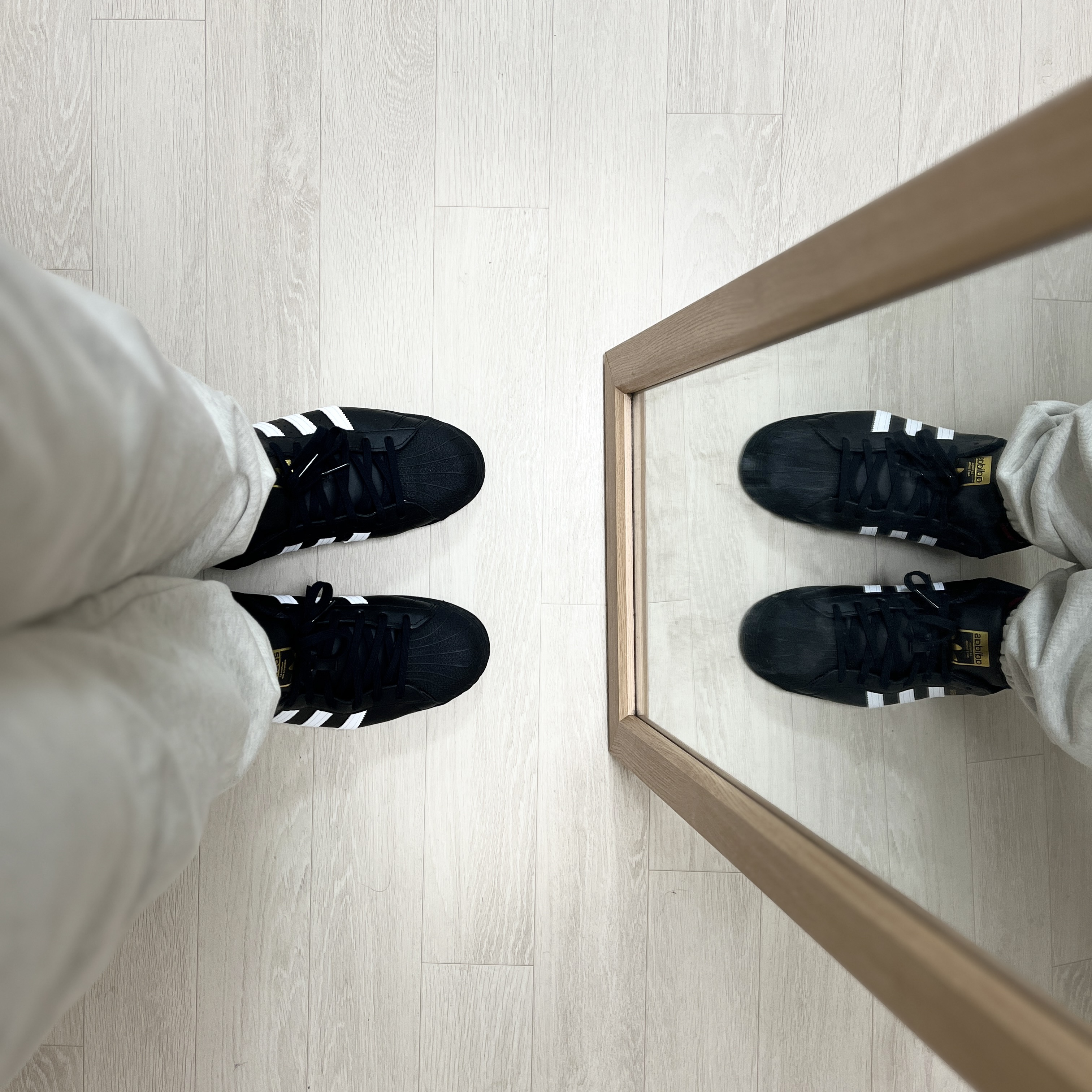 Adidas Superstar Core Black White 착용 스타일 - 1
