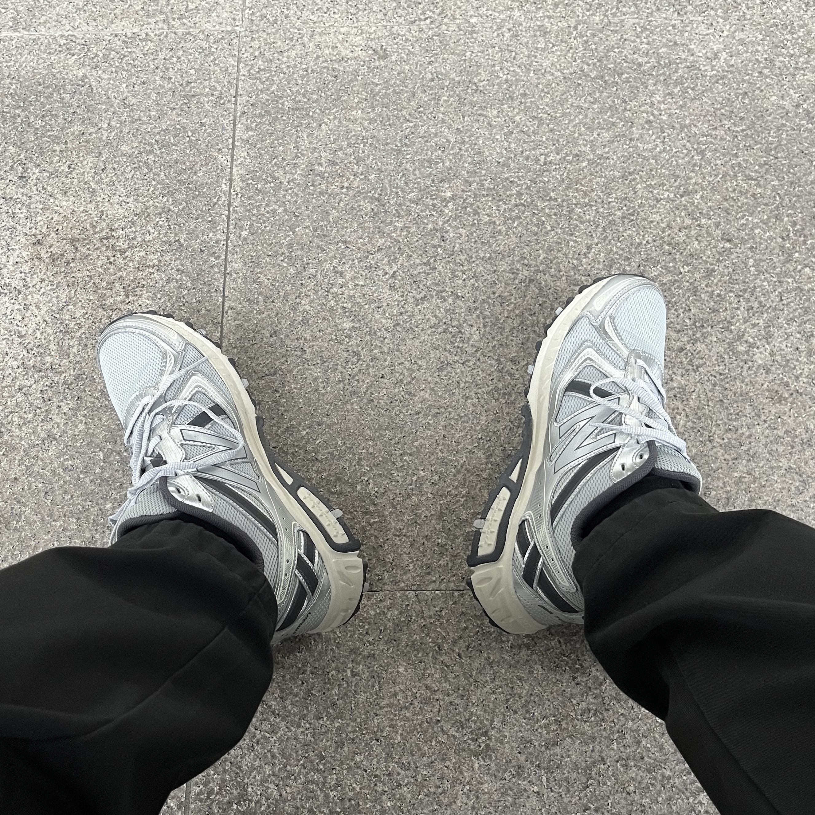 New Balance 410v5 Silver - 2E Wide 착용 스타일