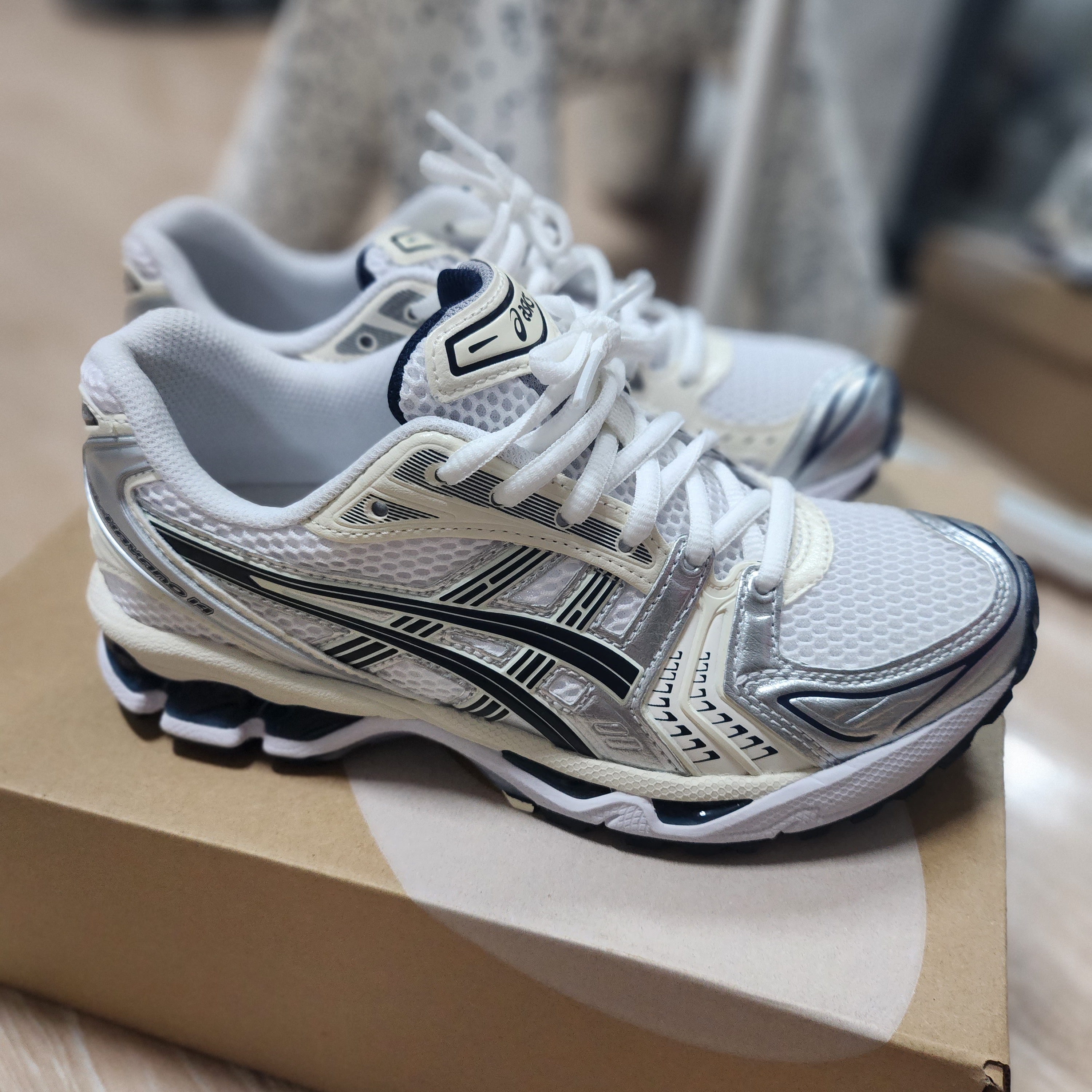 (W) Asics Gel-Kayano 14 White Midnight 착용 스타일