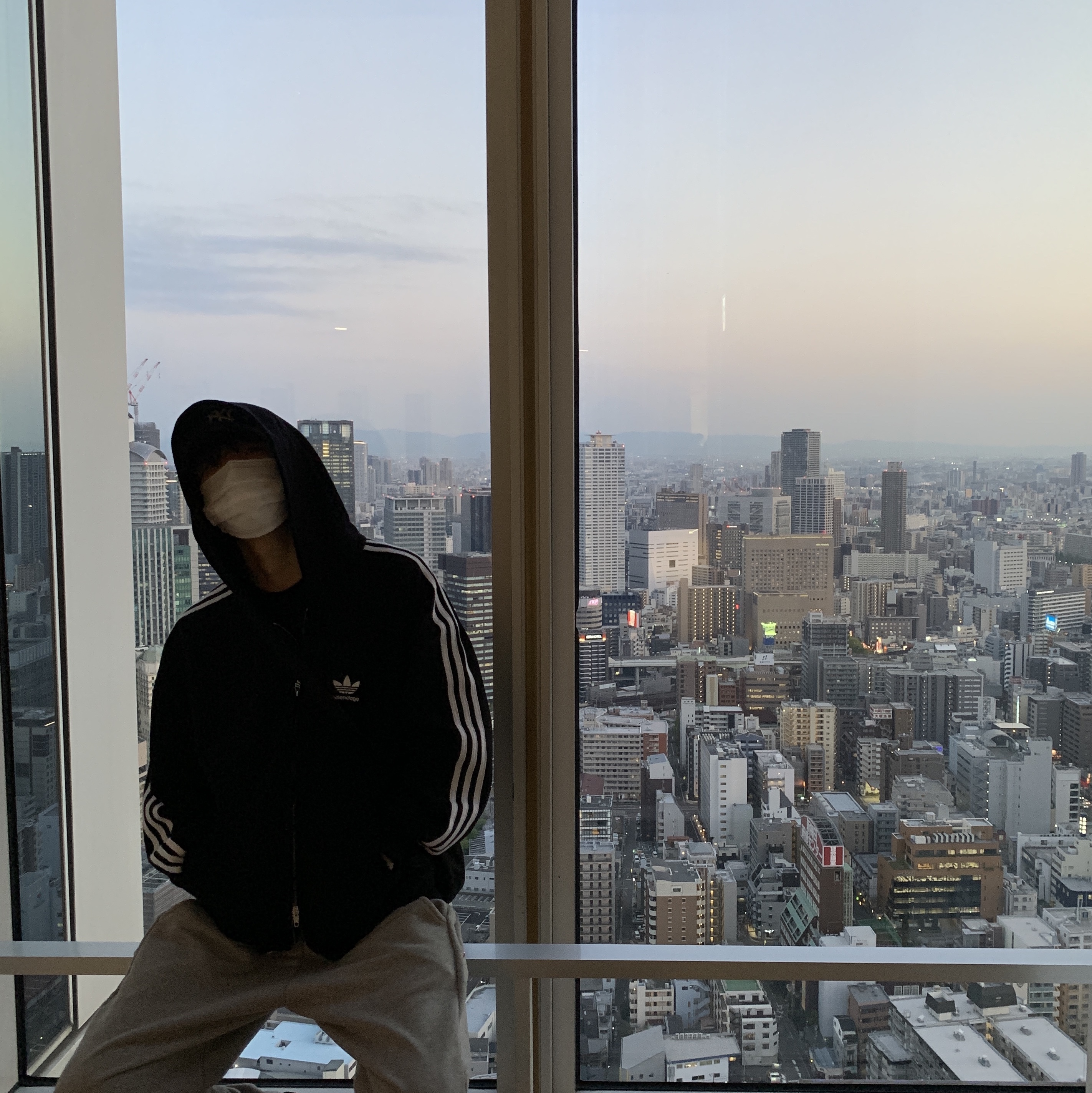 Balenciaga x Adidas Zip-Up Hoodie Small Fit Black, Adidas Yeezy Boost 350 V2 Onyx 착용 스타일 - 3