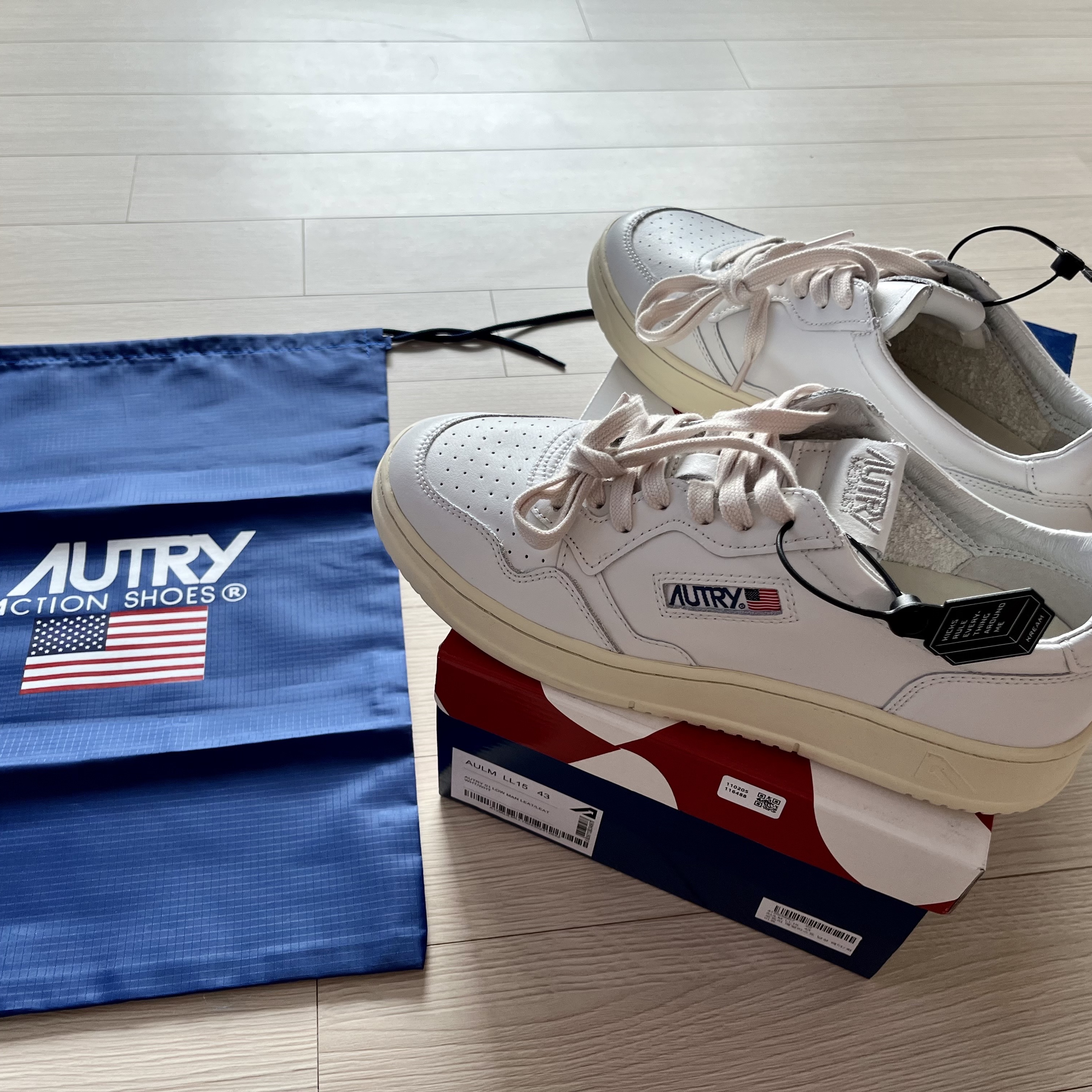 Autry Medalist Low Leather Sneakers White 착용 스타일