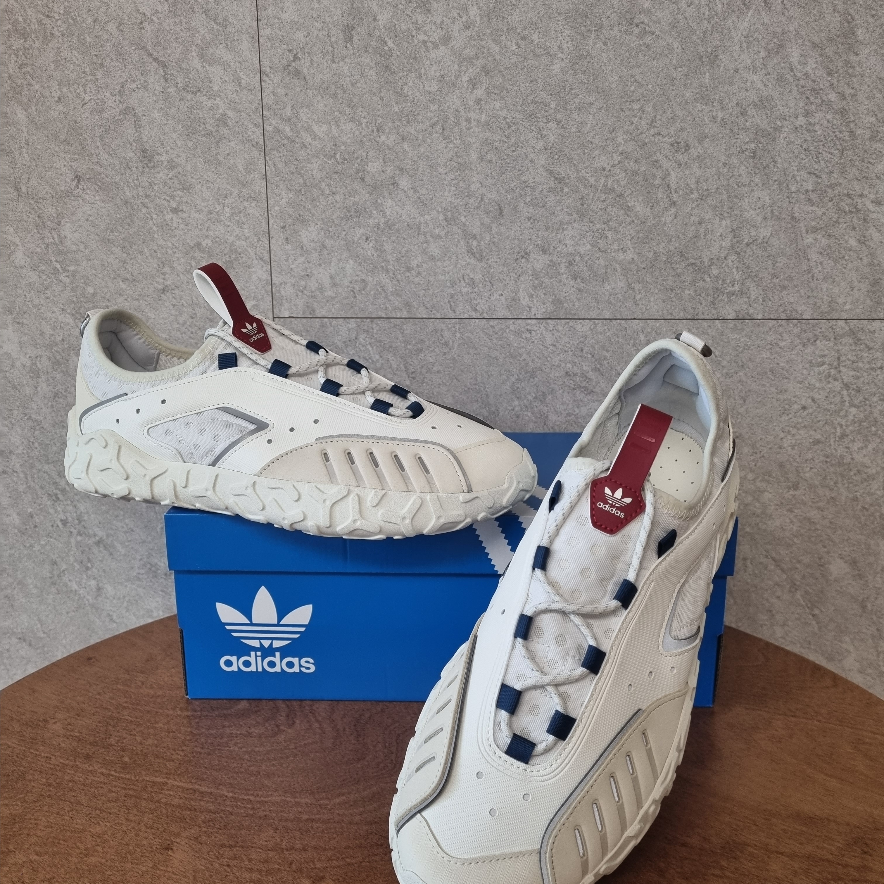 Adidas Atric23 White Tint 착용 스타일 - 3