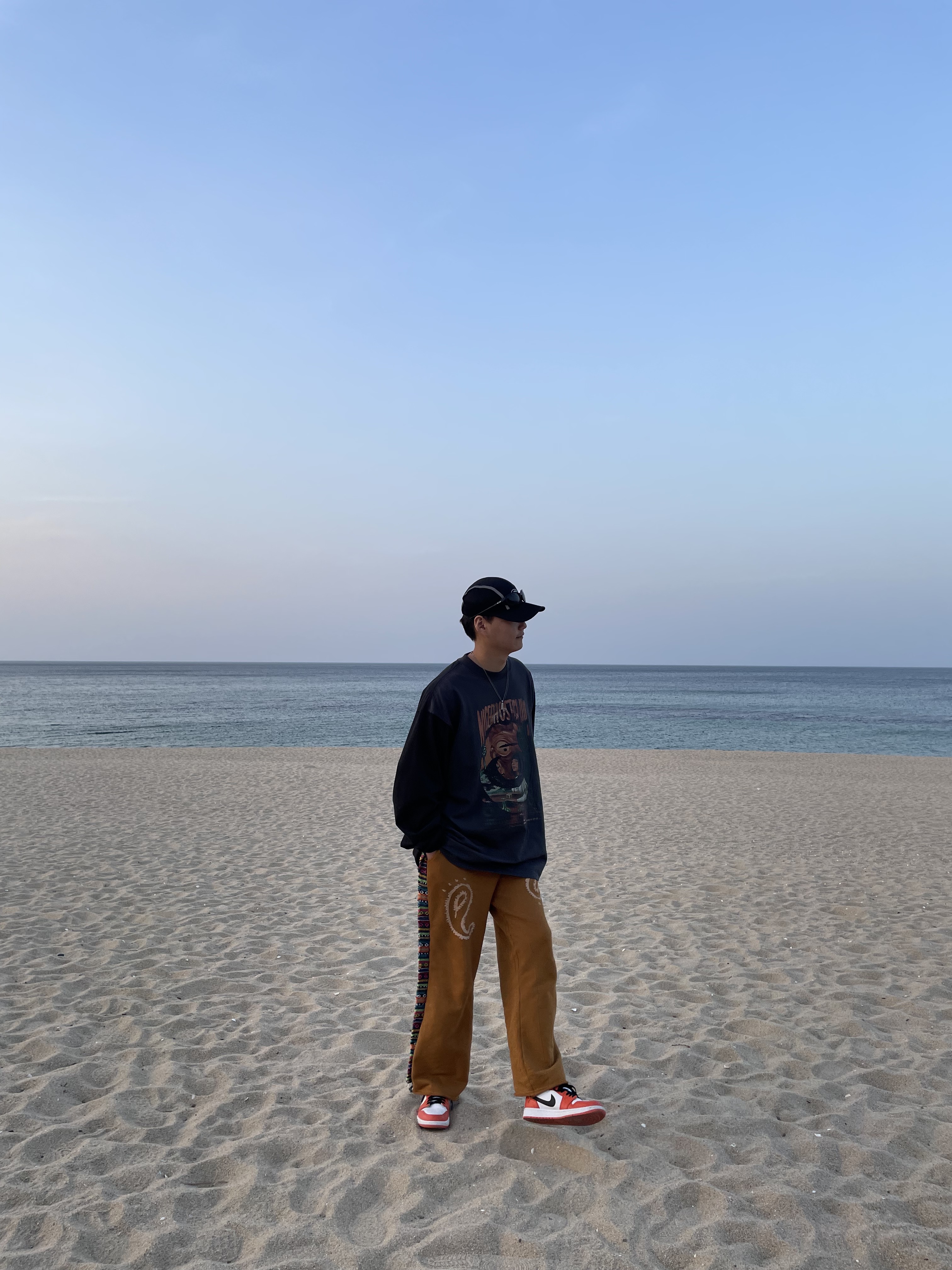 Jordan 1 Low OG Starfish, Oakley Eye Jacket Redux Matte Black Frame Prizm Grey Lenses High Bridge Fit 착용 스타일 - 2