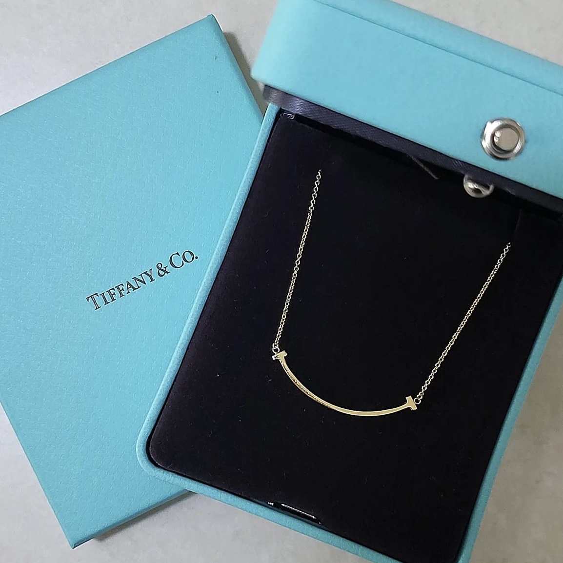 Tiffany & Co. Tiffany T Smile Pendant Small Yellow Gold 착용 스타일