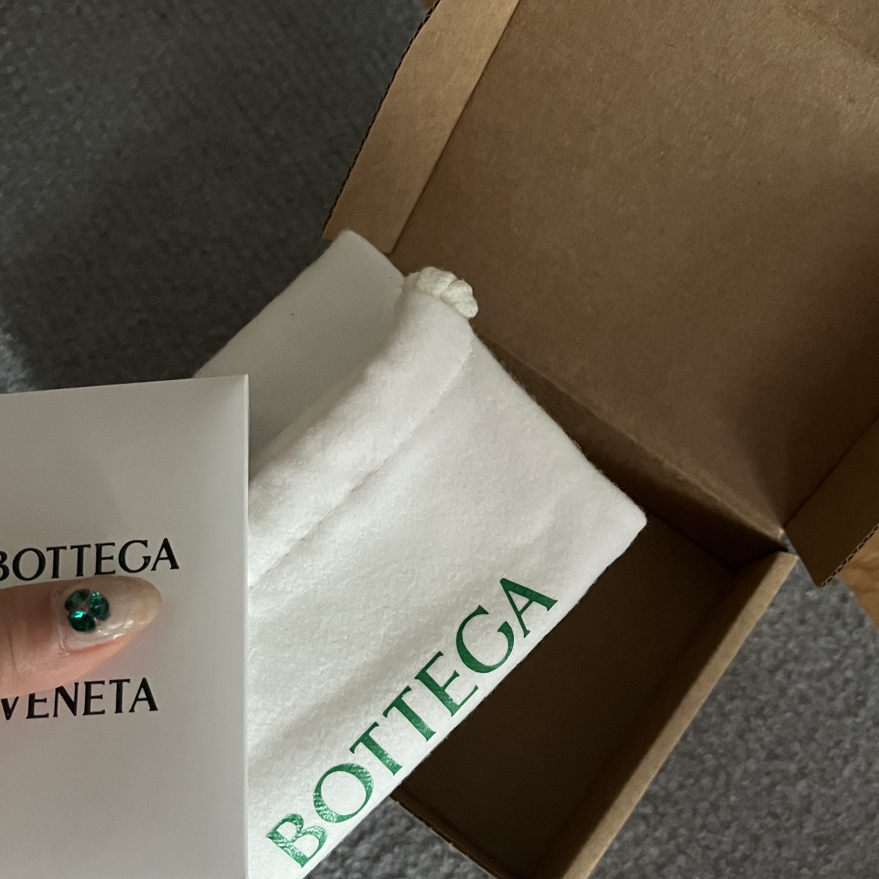 Bottega Veneta Credit Card Case Black 착용 스타일