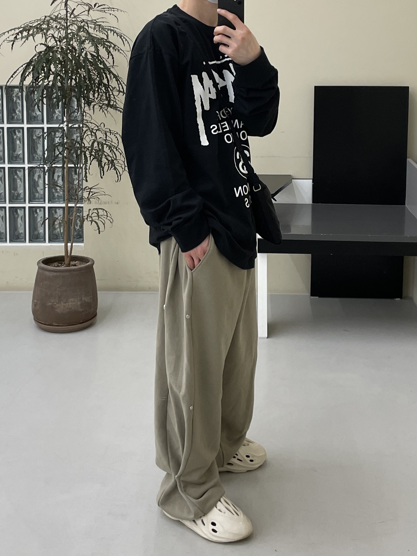 Adidas Yeezy Foam RNNR Sand, Stussy World Tour LS T-Shirt Black 착용 스타일