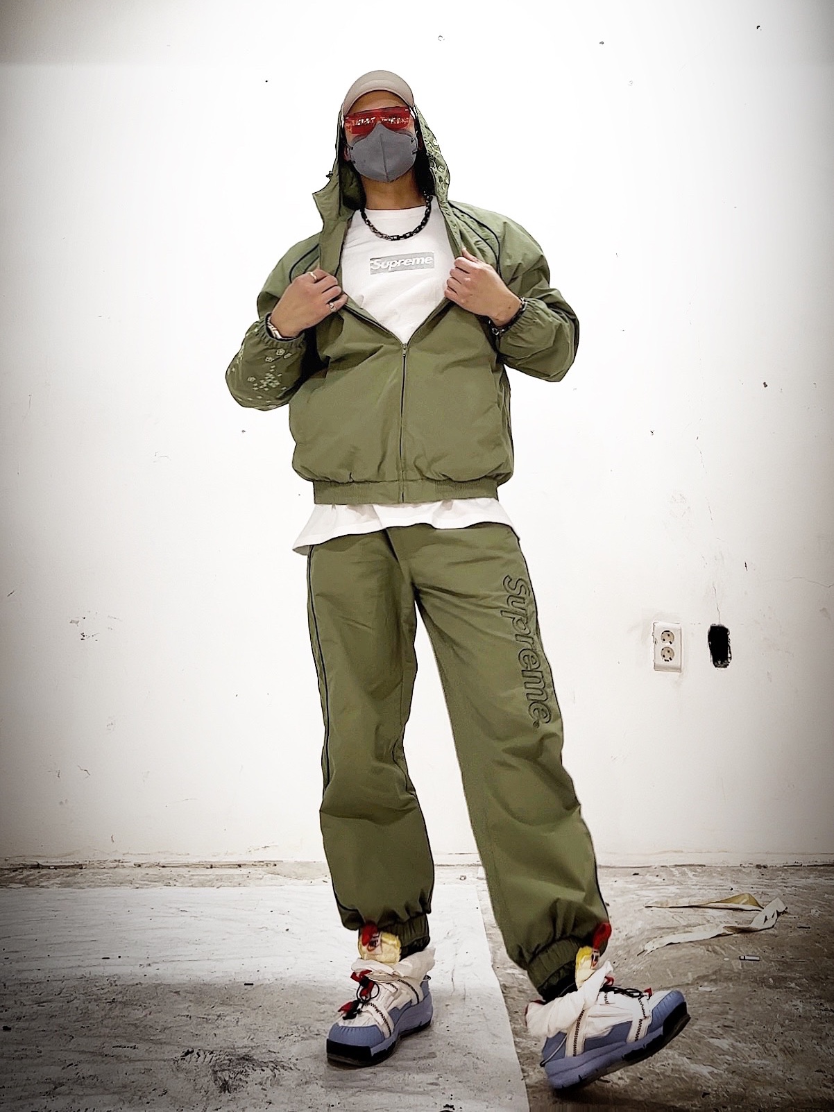 Supreme Mirror Camp Cap White - 21FW, Supreme Chicago Box Logo T-Shirt White - 22FW 착용 스타일 - 4