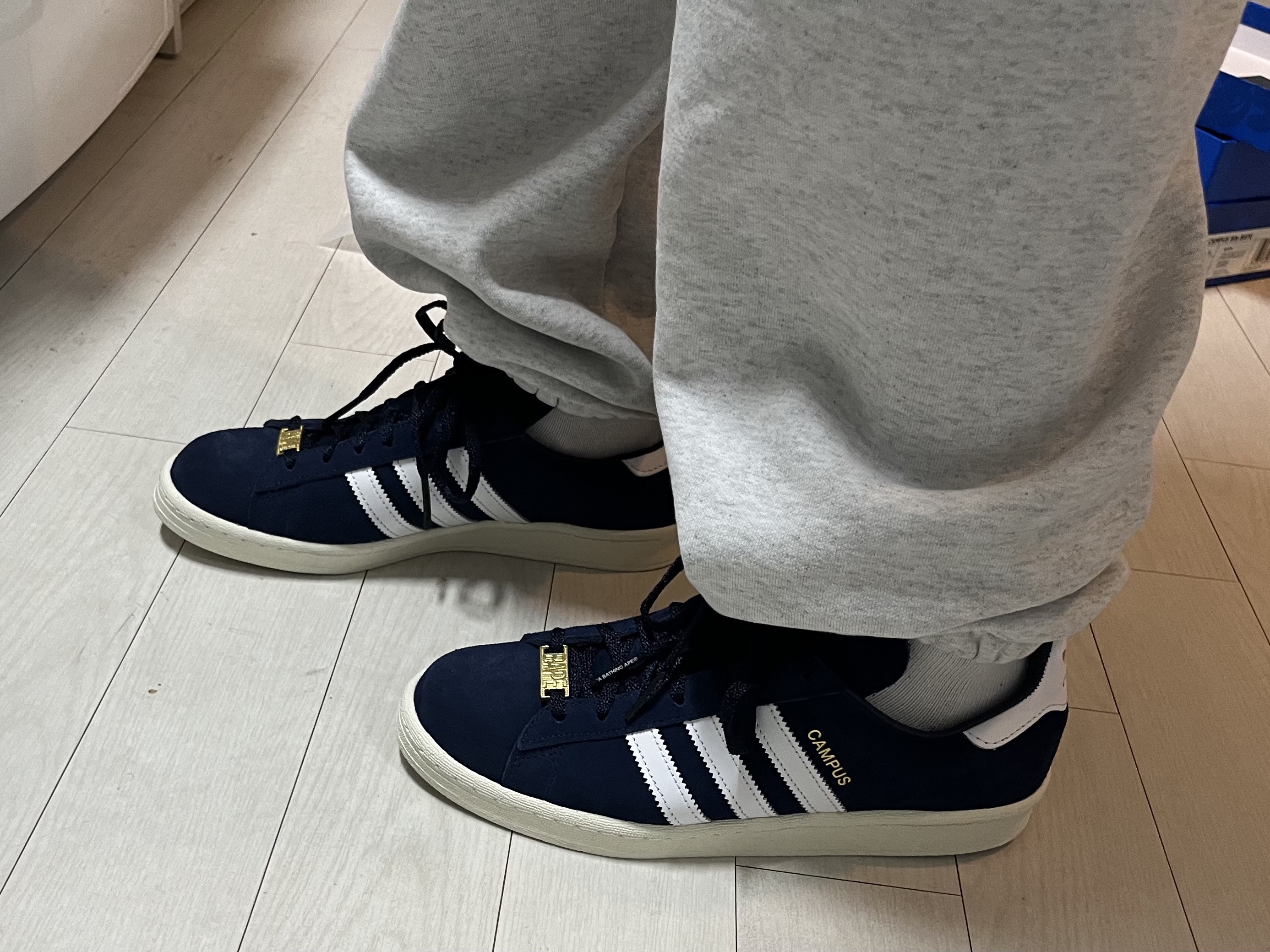 Adidas x BAPE Campus 80s Collegiate Navy 착용 스타일 - 2