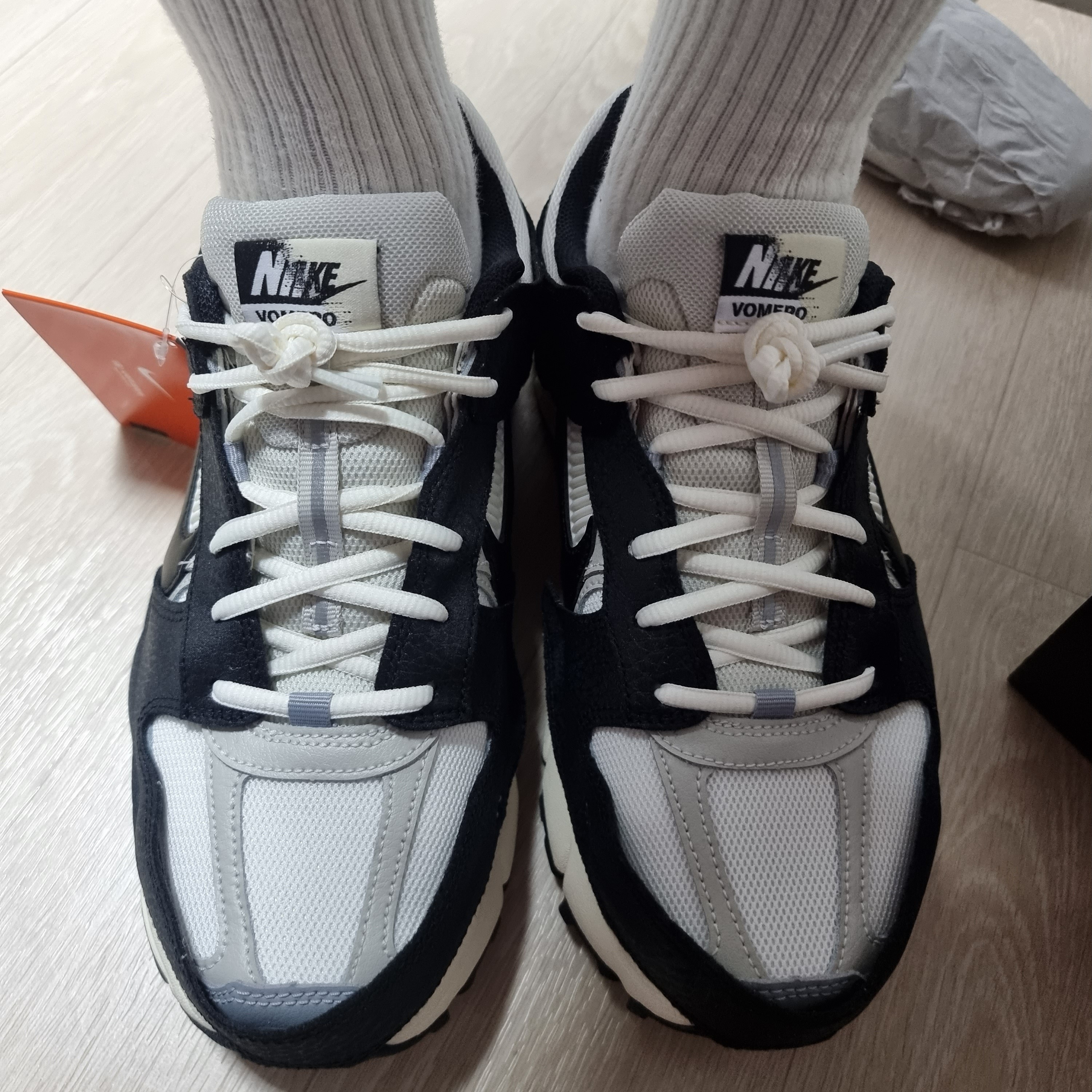 (W) Nike Zoom Vomero 5 Wolf Grey and Black 착용 스타일 - 1