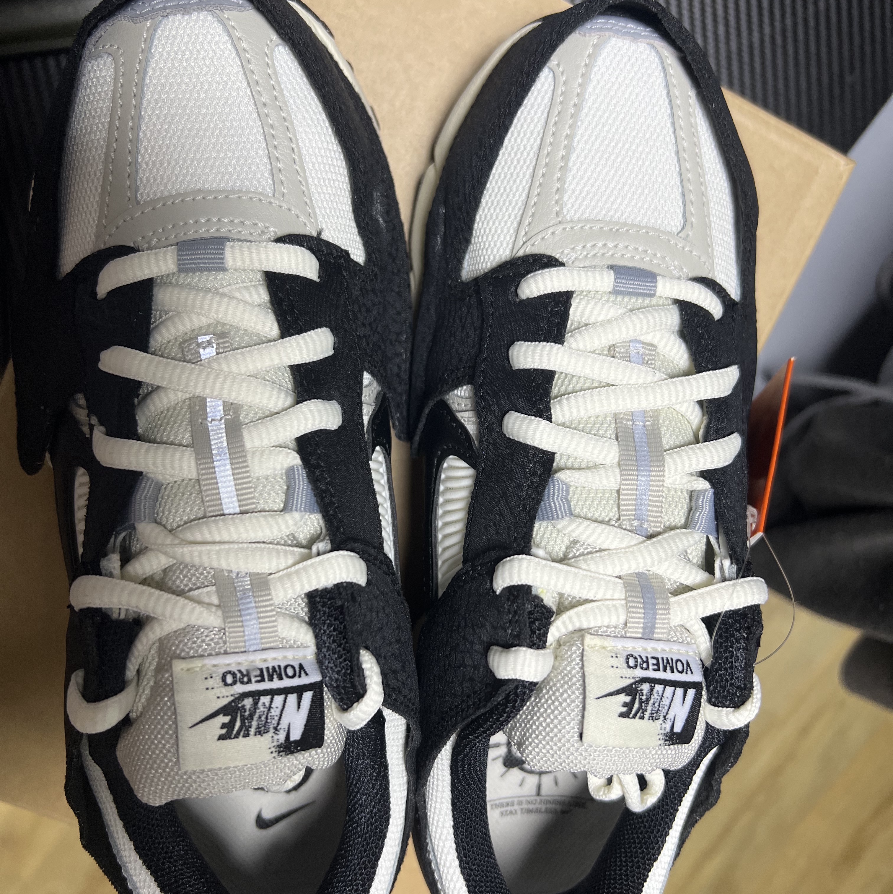 (W) Nike Zoom Vomero 5 Wolf Grey and Black 착용 스타일 - 1