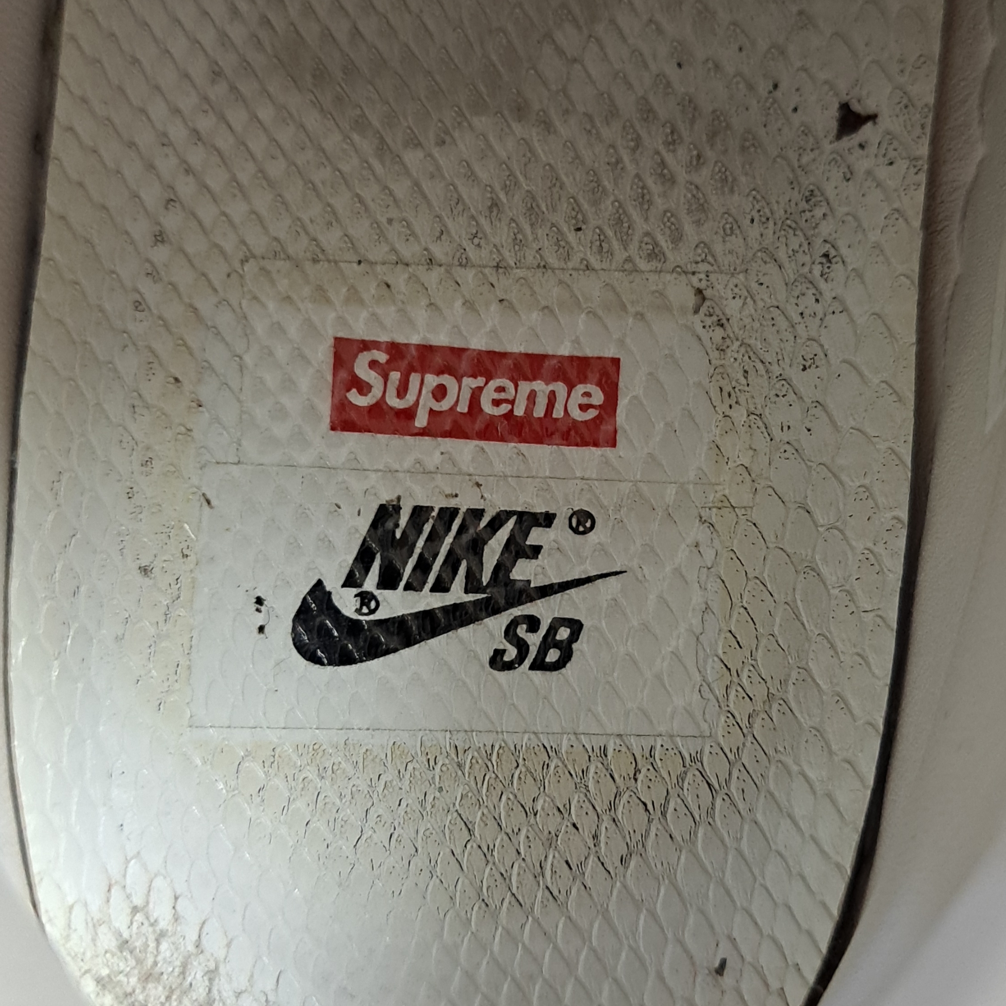 Nike x Supreme SB Tennis Classic Volt 착용 스타일 - 3