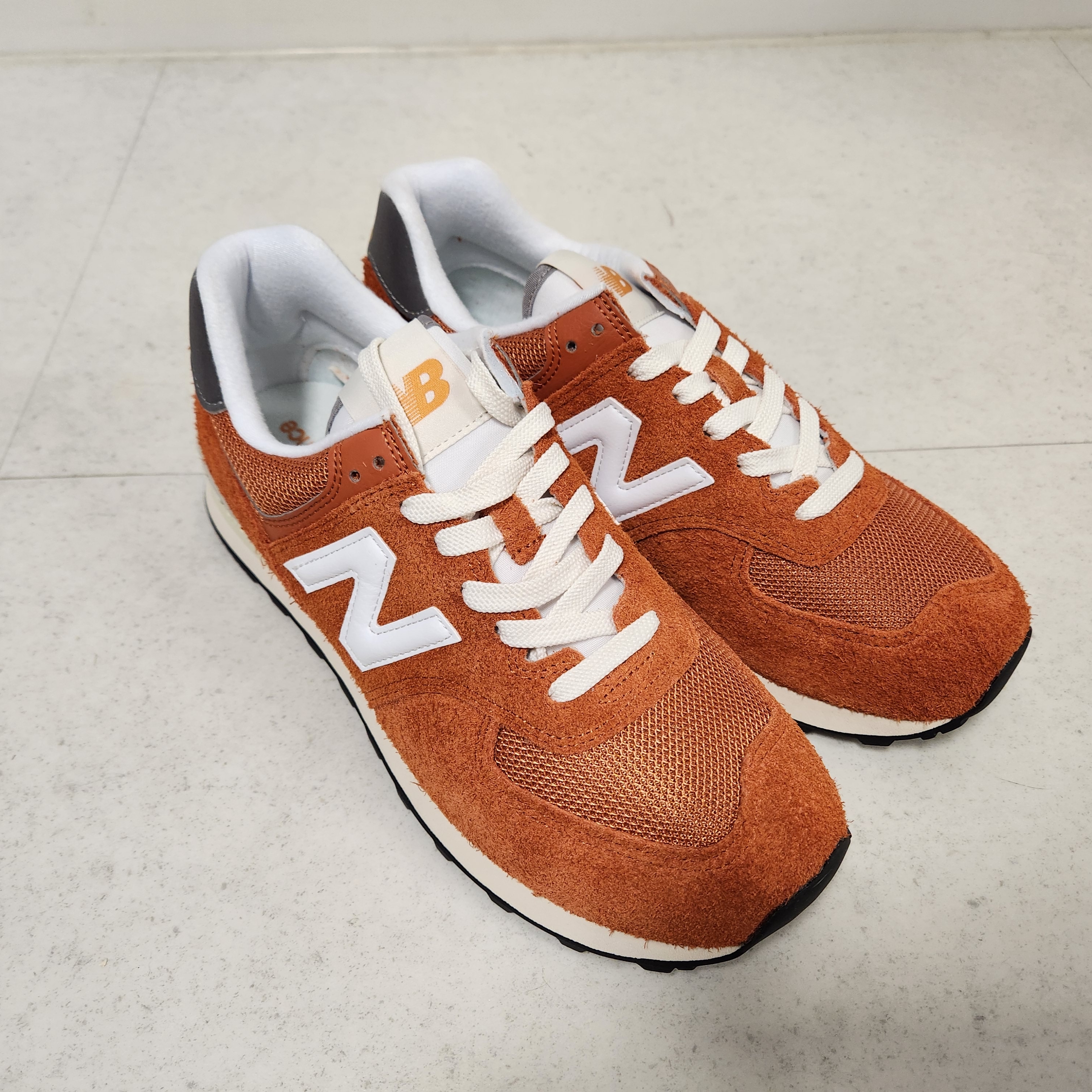 New Balance 574 Heritage Orange Burst White 착용 스타일 - 2