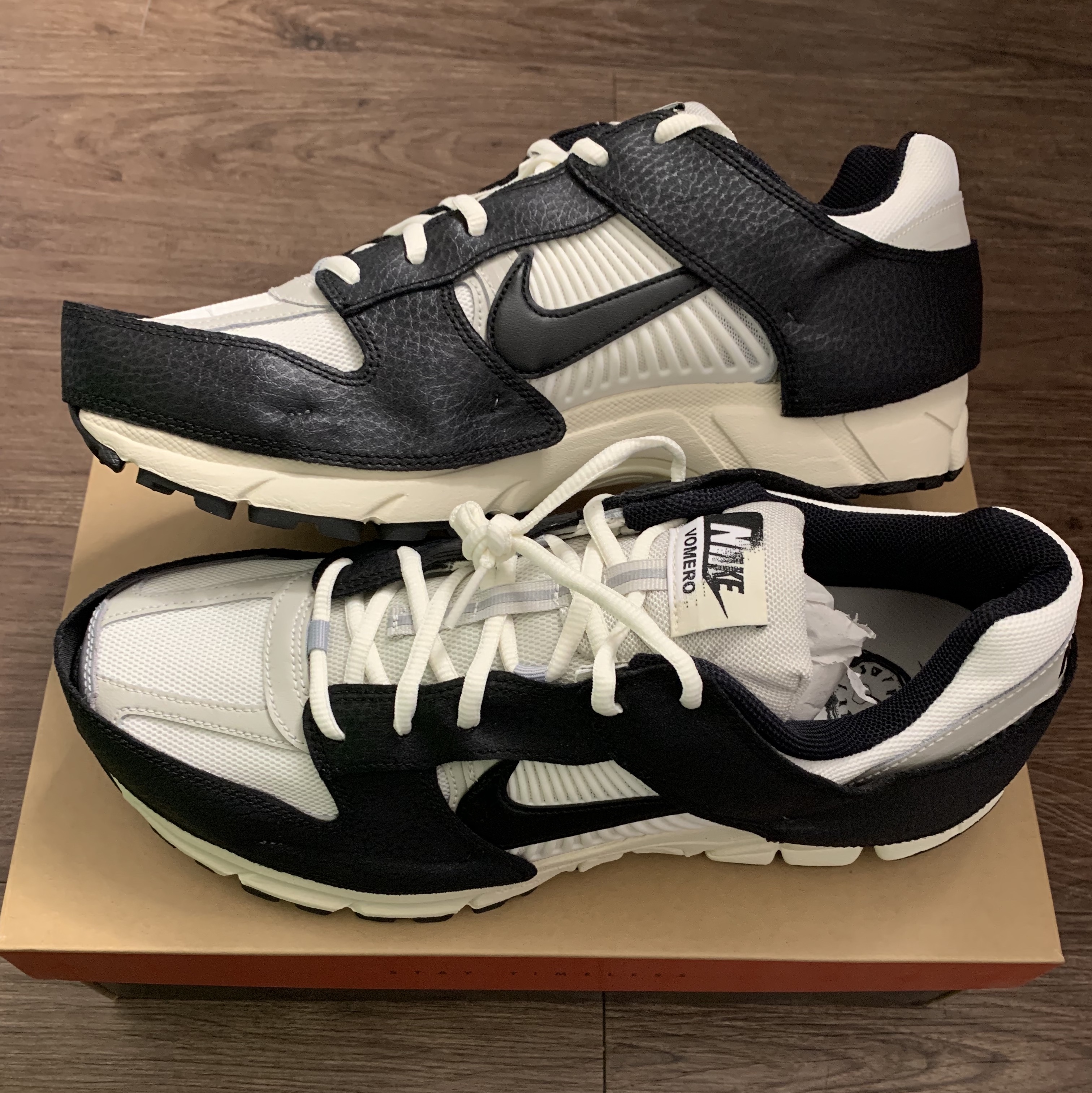 (W) Nike Zoom Vomero 5 Wolf Grey and Black 착용 스타일