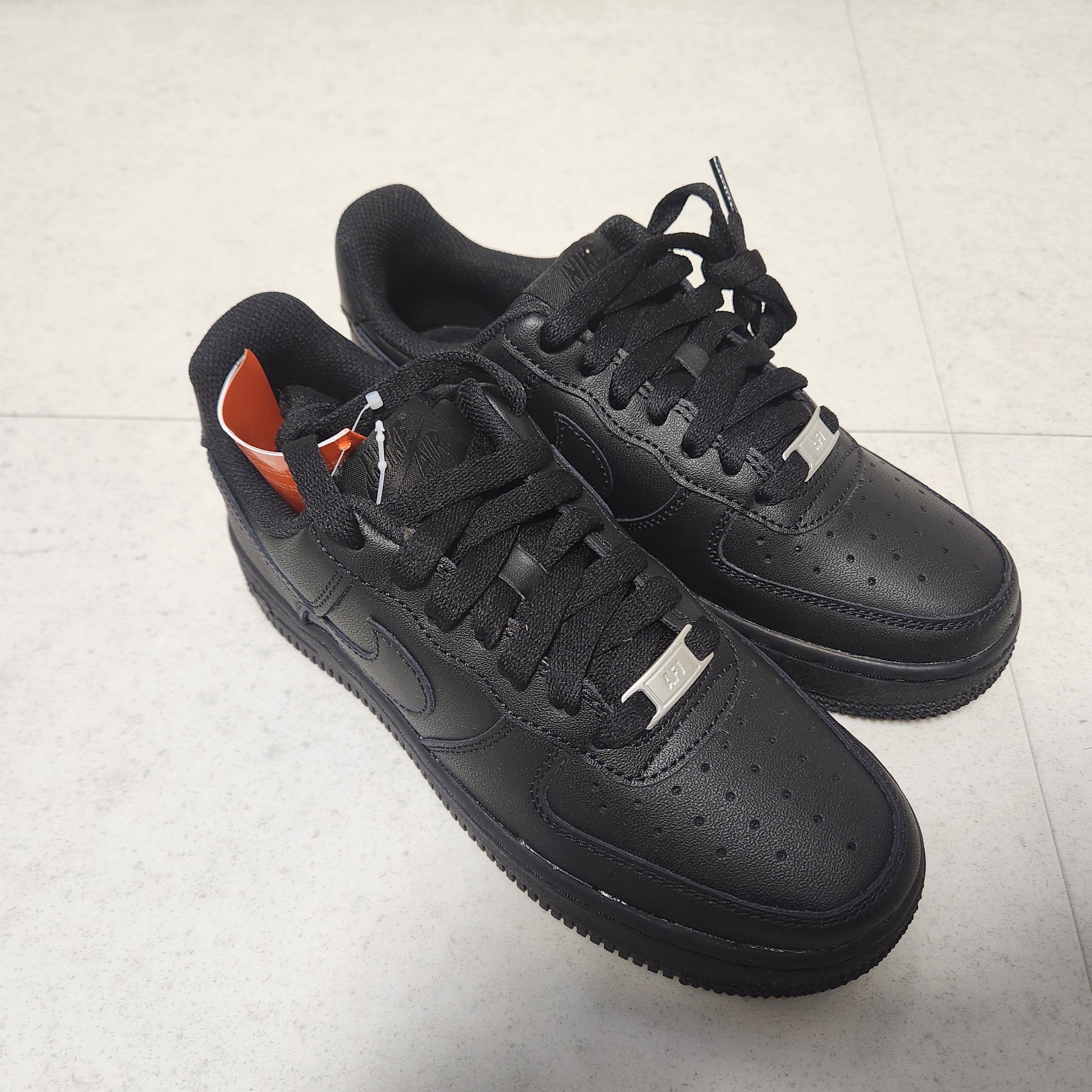 (W) Nike Air Force 1 '07 Low Triple Black 착용 스타일 - 2