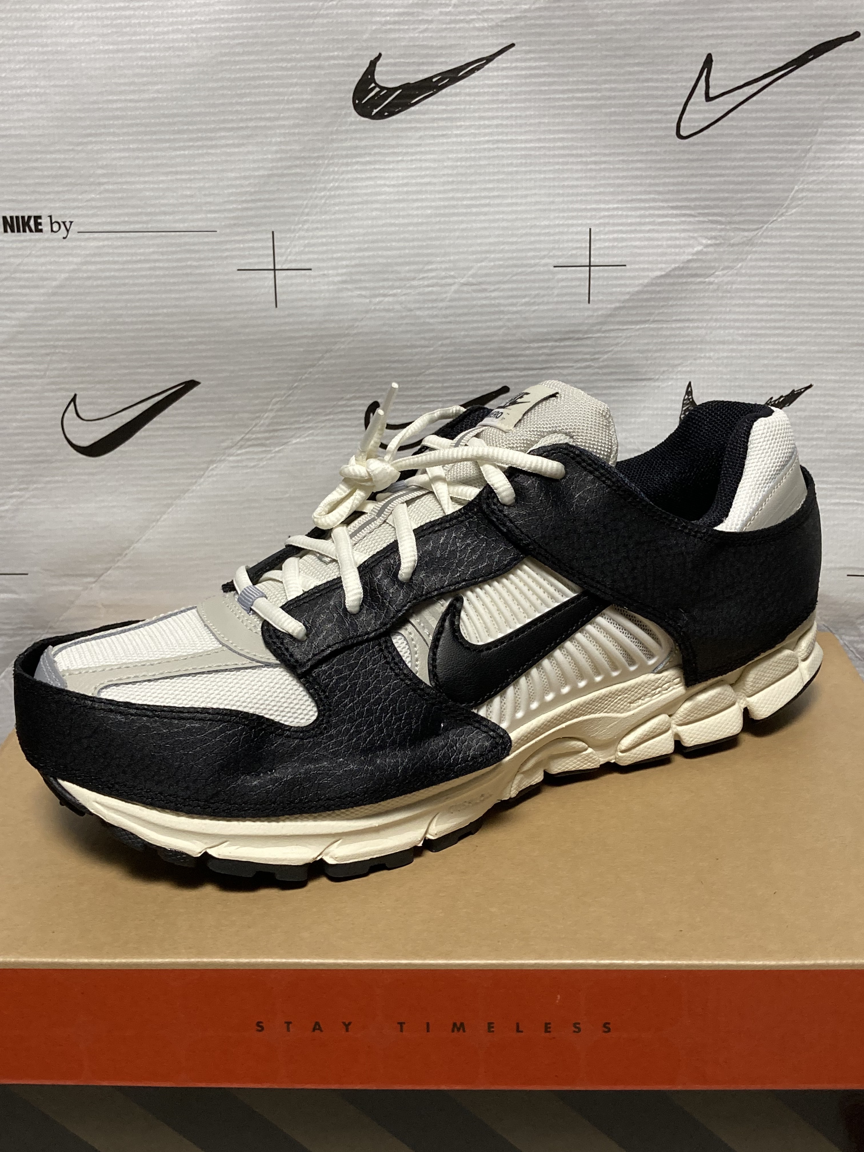 (W) Nike Zoom Vomero 5 Wolf Grey and Black 착용 스타일 - 3