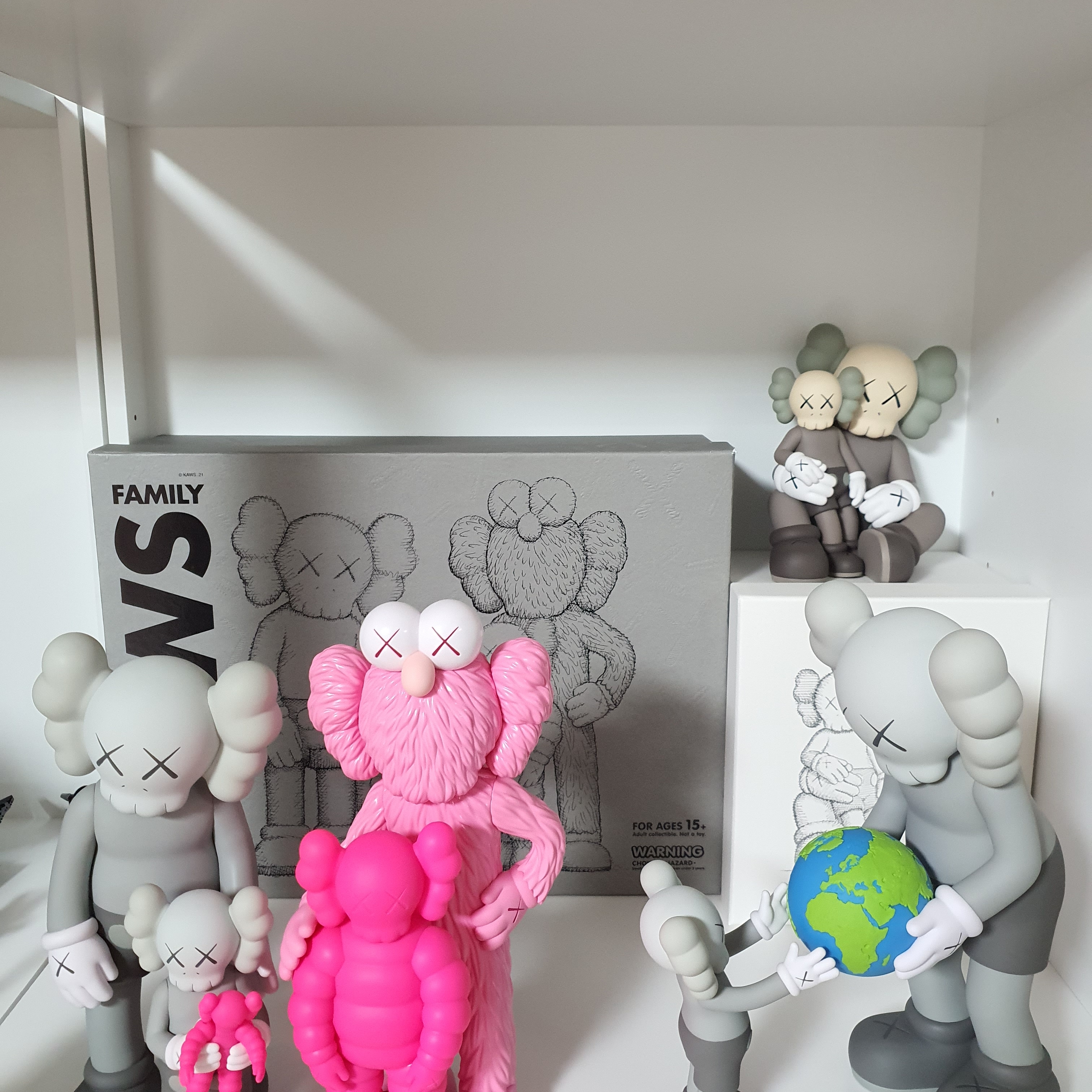 Kaws Family Vinyl Figure Grey Pink, Kaws Holiday Changbai Mountain Vinyl Figure Brown 착용 스타일