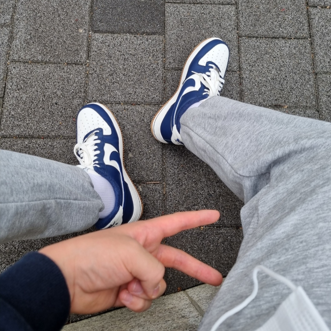 Nike Air Force 1 '07 LV8 Midnight Navy 착용 스타일