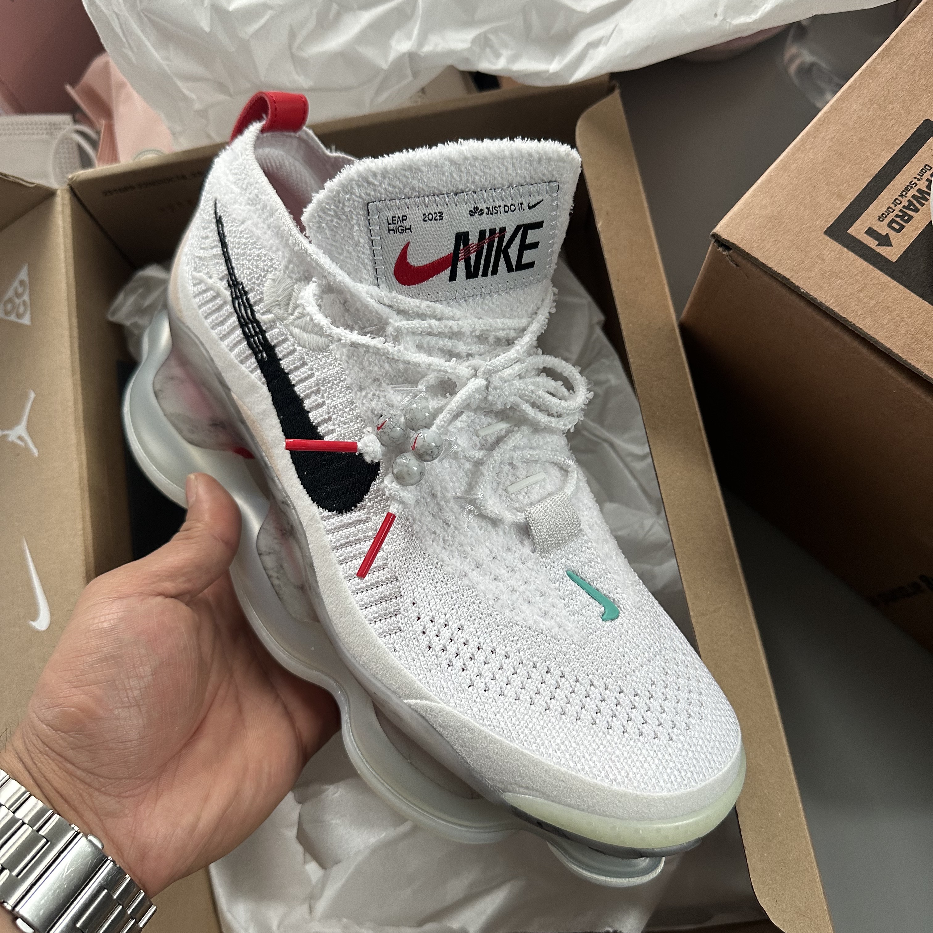 Nike Air Max Scorpion Flyknit Summit White 착용 스타일 - 1