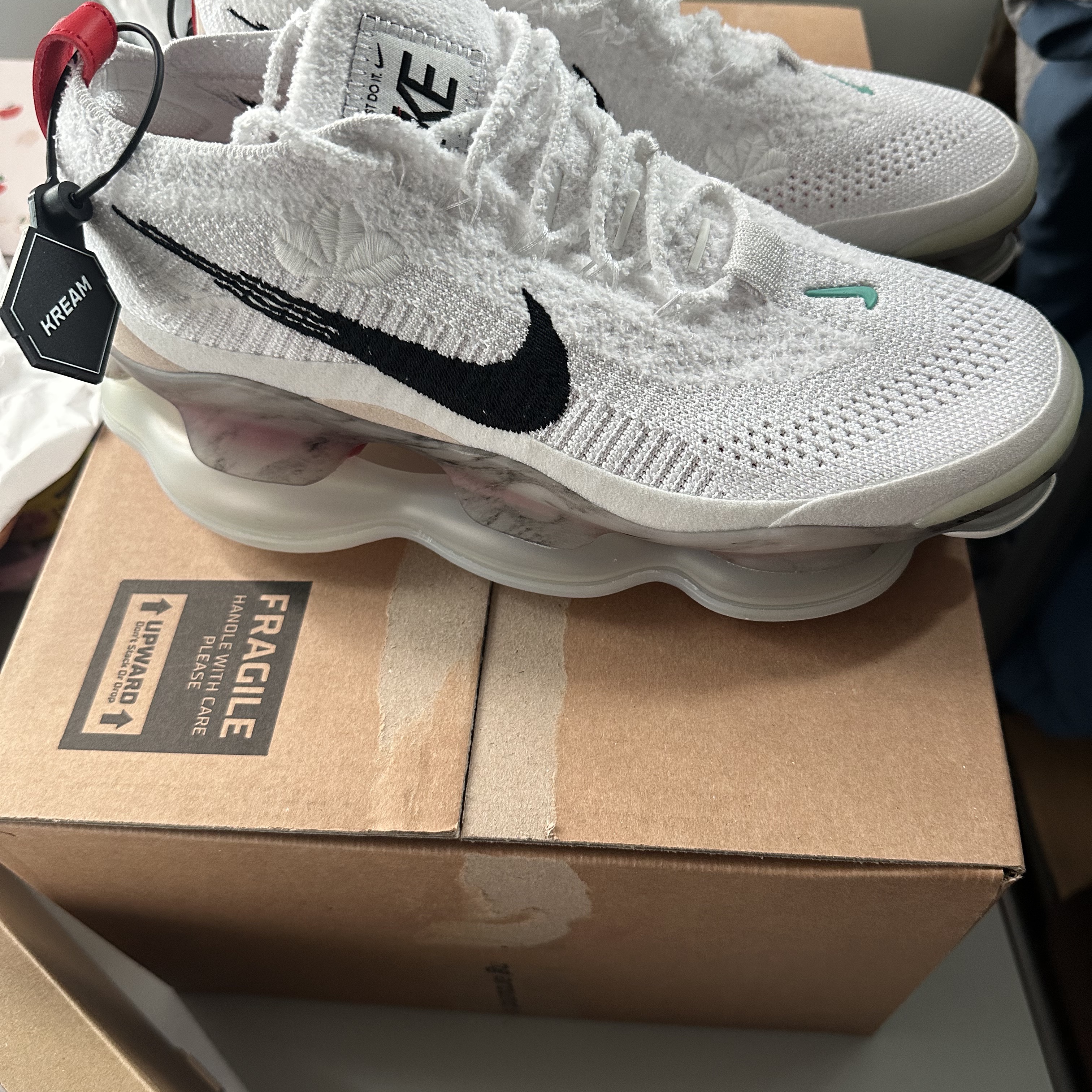 Nike Air Max Scorpion Flyknit Summit White 착용 스타일 - 3