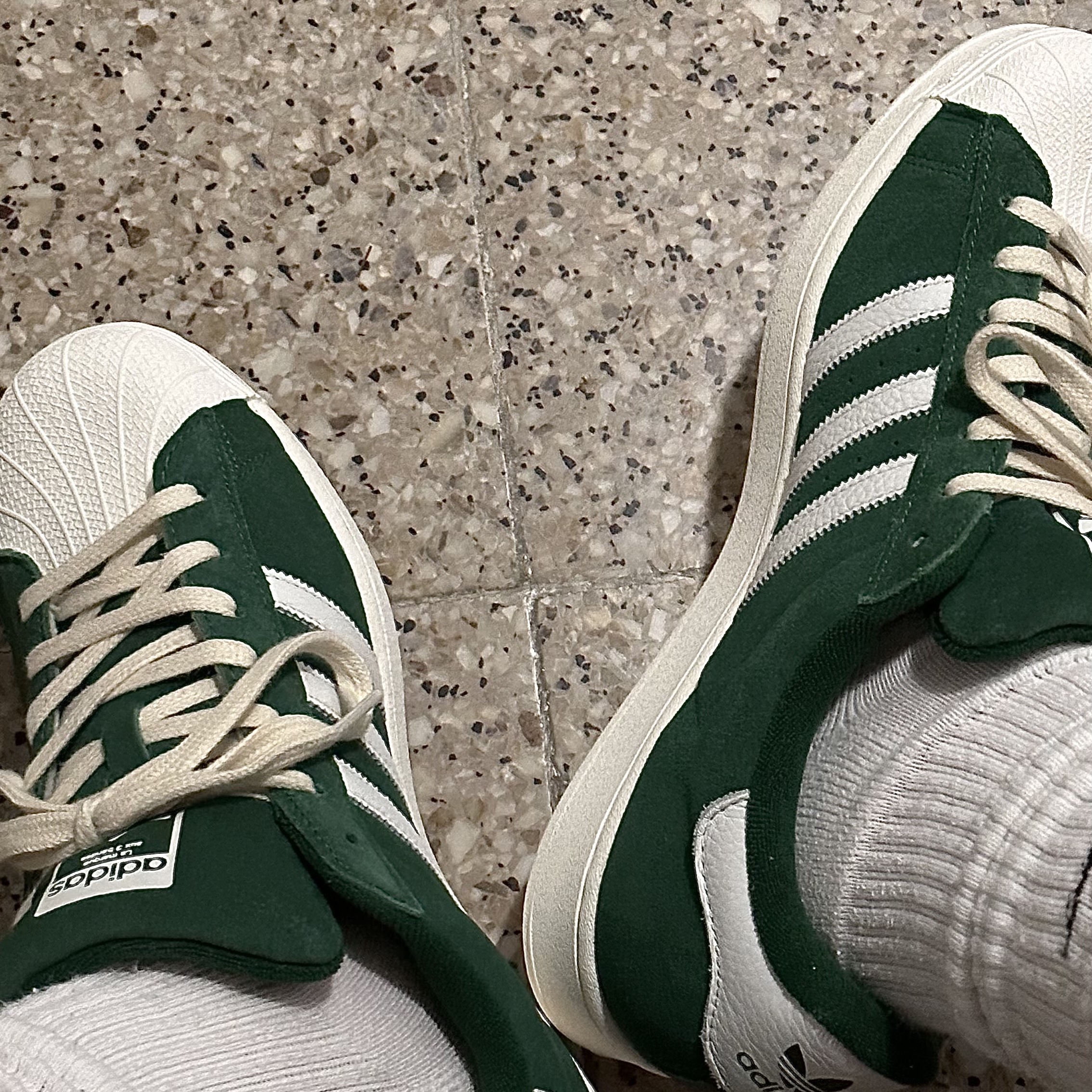 Adidas Superstar Dark Green Core White 착용 스타일