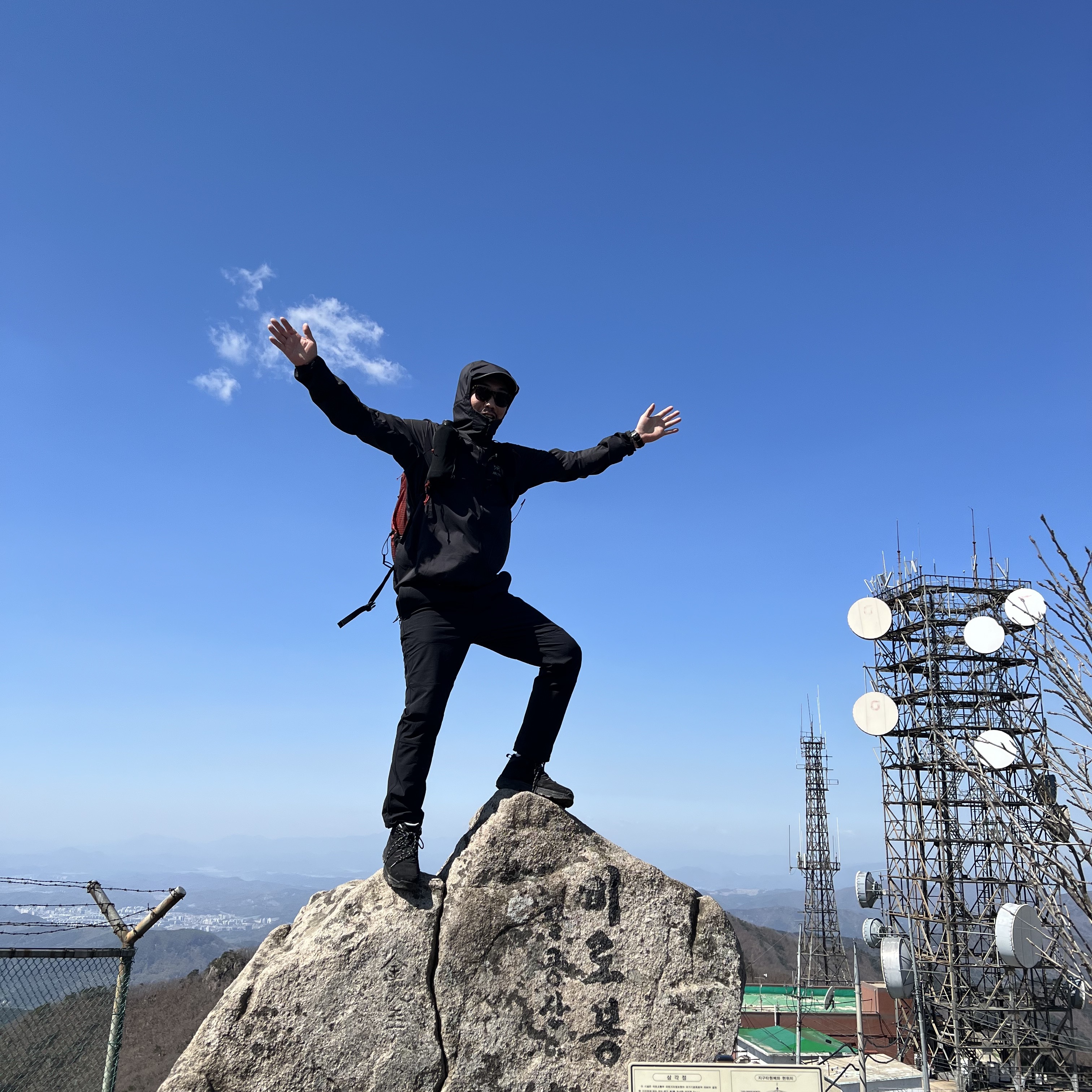 Arc'teryx Squamish Hoody Black, Nike ACG Sun farer Trail Pants Black - Asia 착용 스타일
