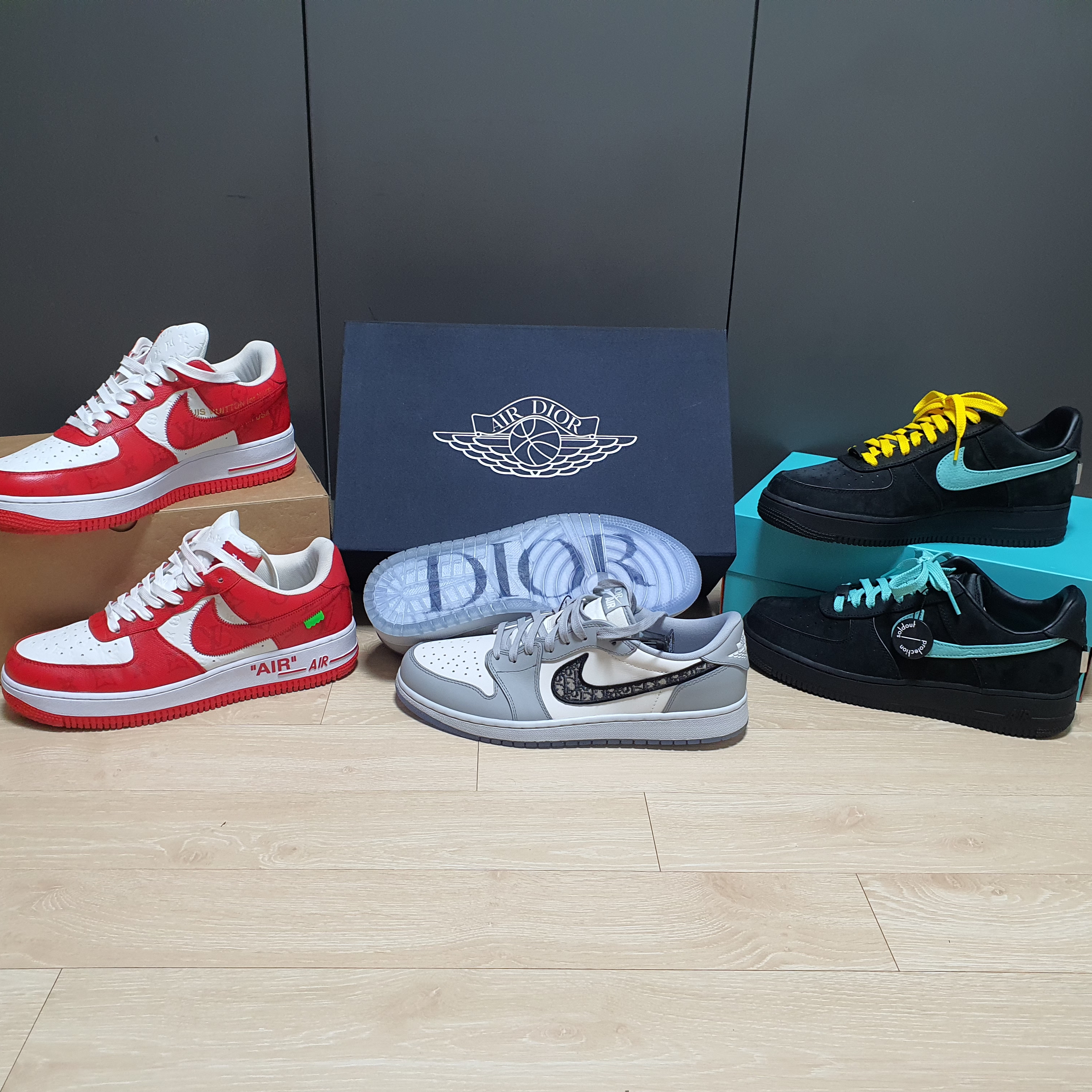 Jordan 1 x Dior Low OG, Louis Vuitton x Nike Air Force 1 Low by Virgil Abloh White Comet Red 착용 스타일