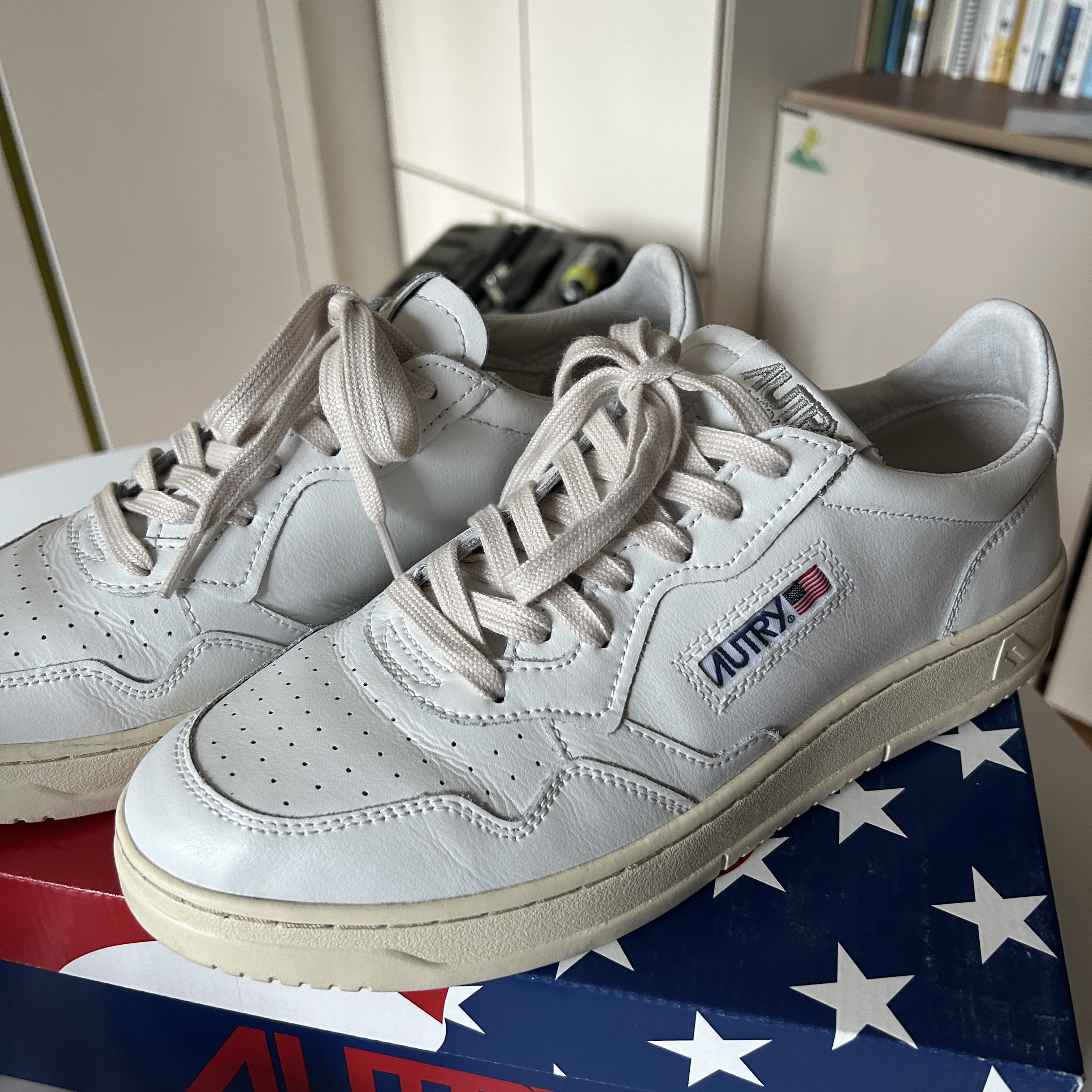 Autry Medalist Low Leather Sneakers White 착용 스타일 - 2