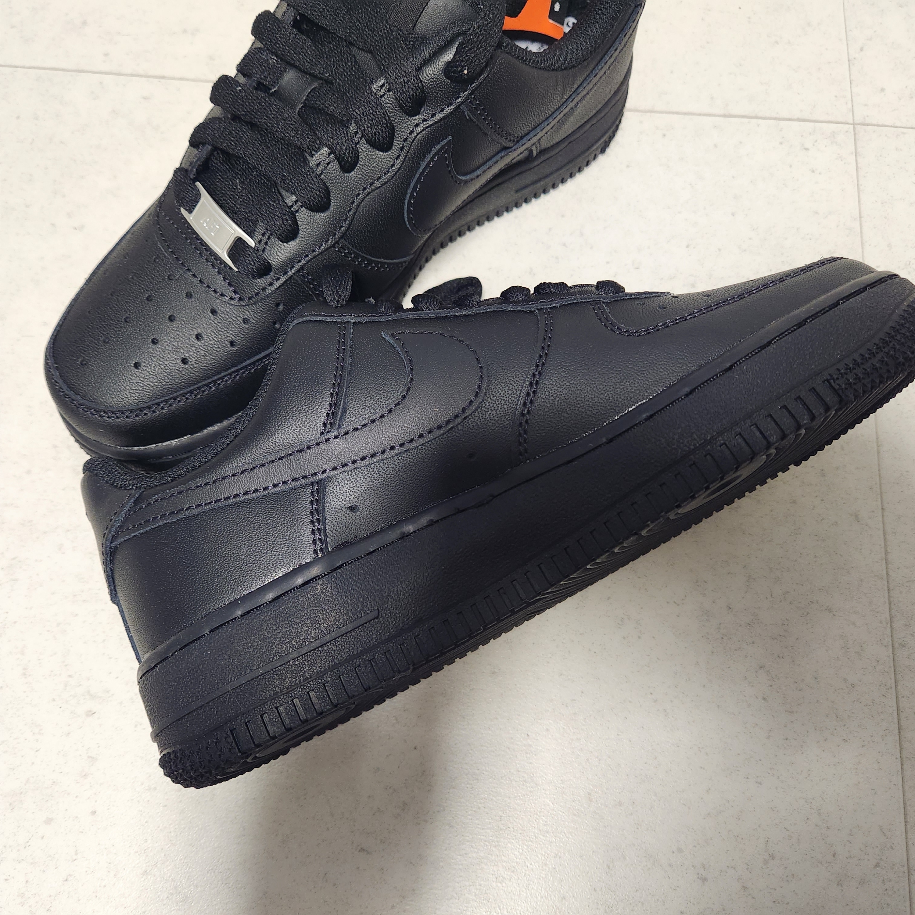 (W) Nike Air Force 1 '07 Low Triple Black 착용 스타일 - 4