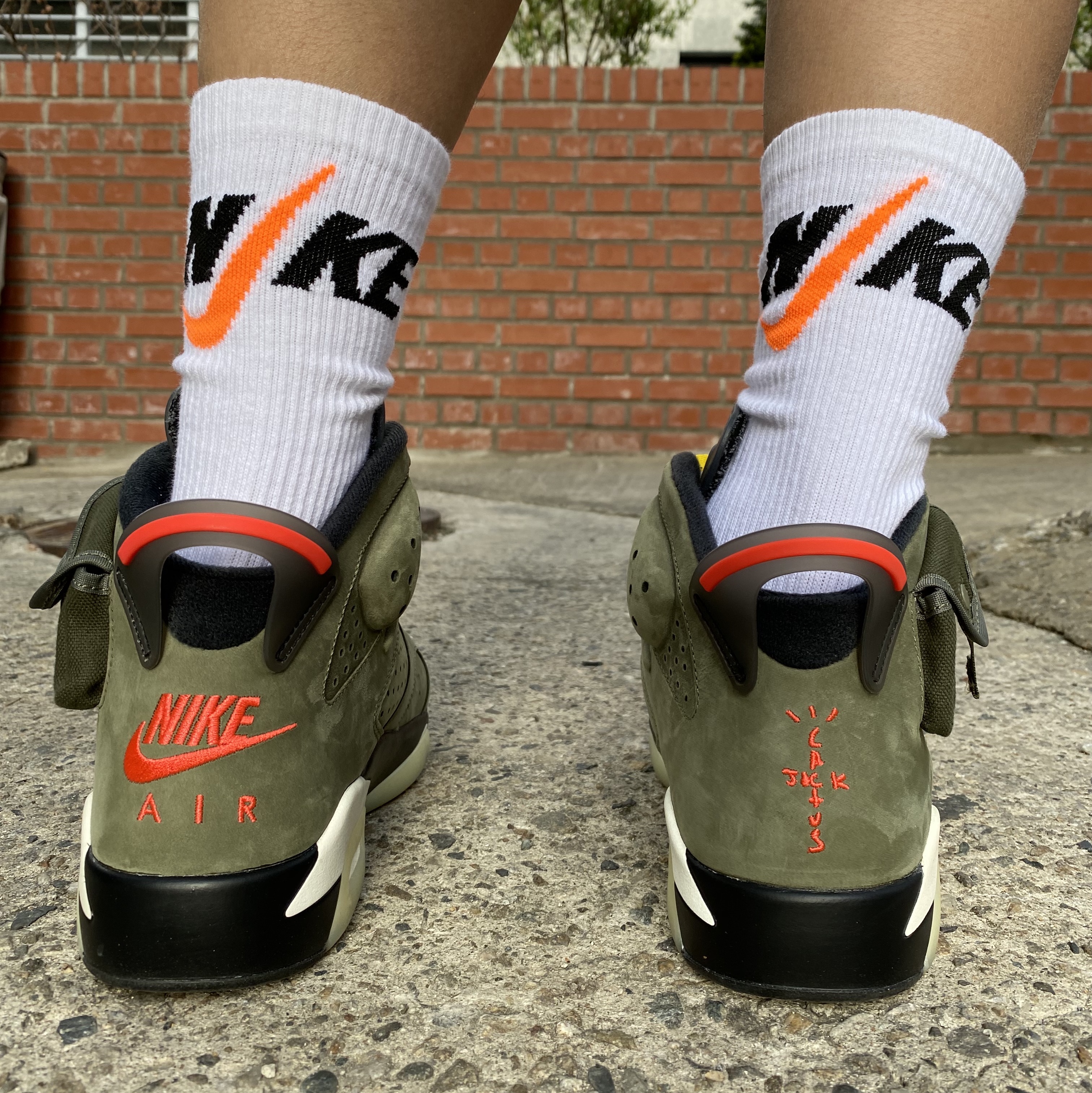 Jordan 6 x Travis Scott Retro Olive 착용 스타일