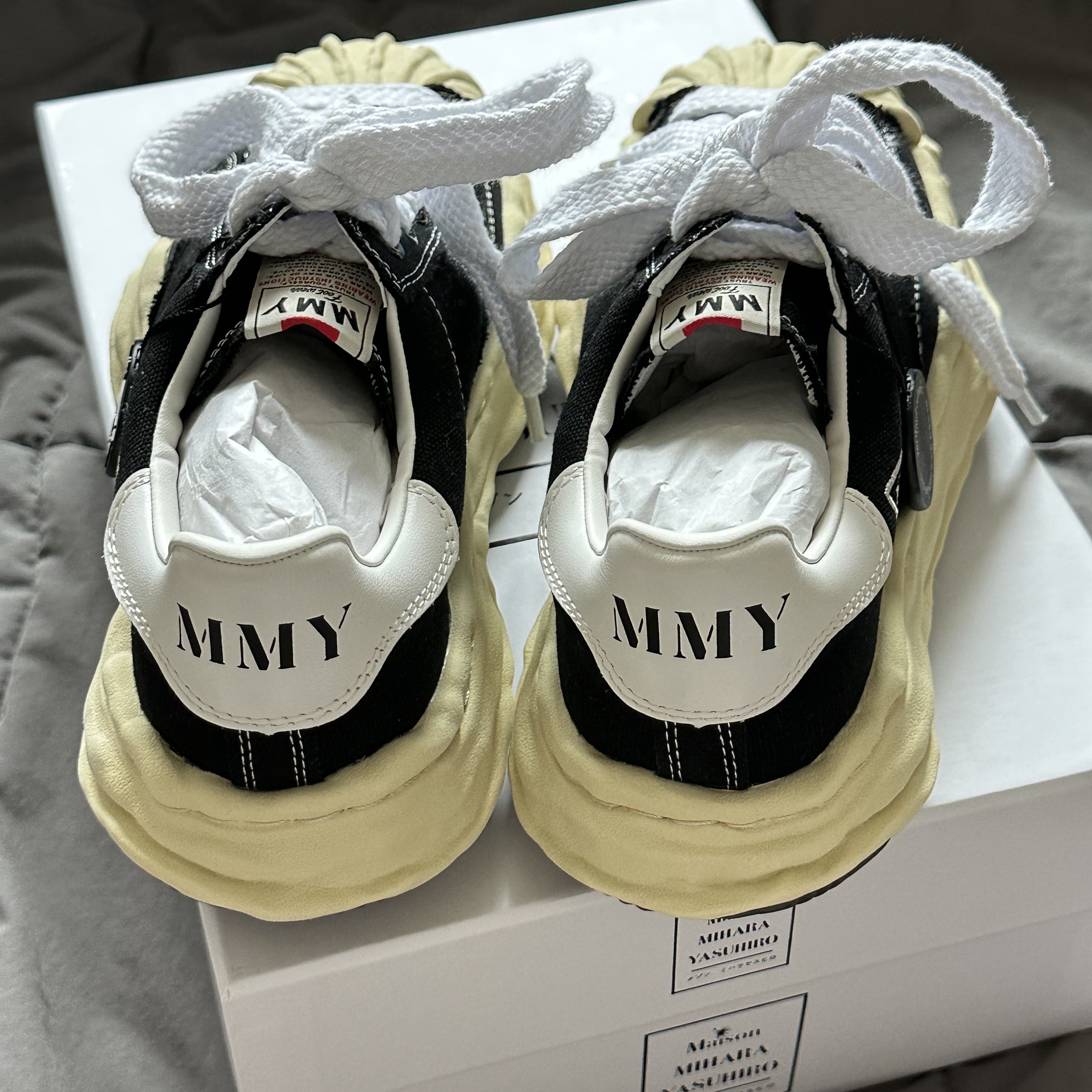 Maison Mihara Yasuhiro Blakey VL OG Sole Canvas Low-top Sneakers Black, Maison Mihara Yasuhiro Blakey OG Sole Canvas Low-top Sneakers Black White 착용 스타일 - 4